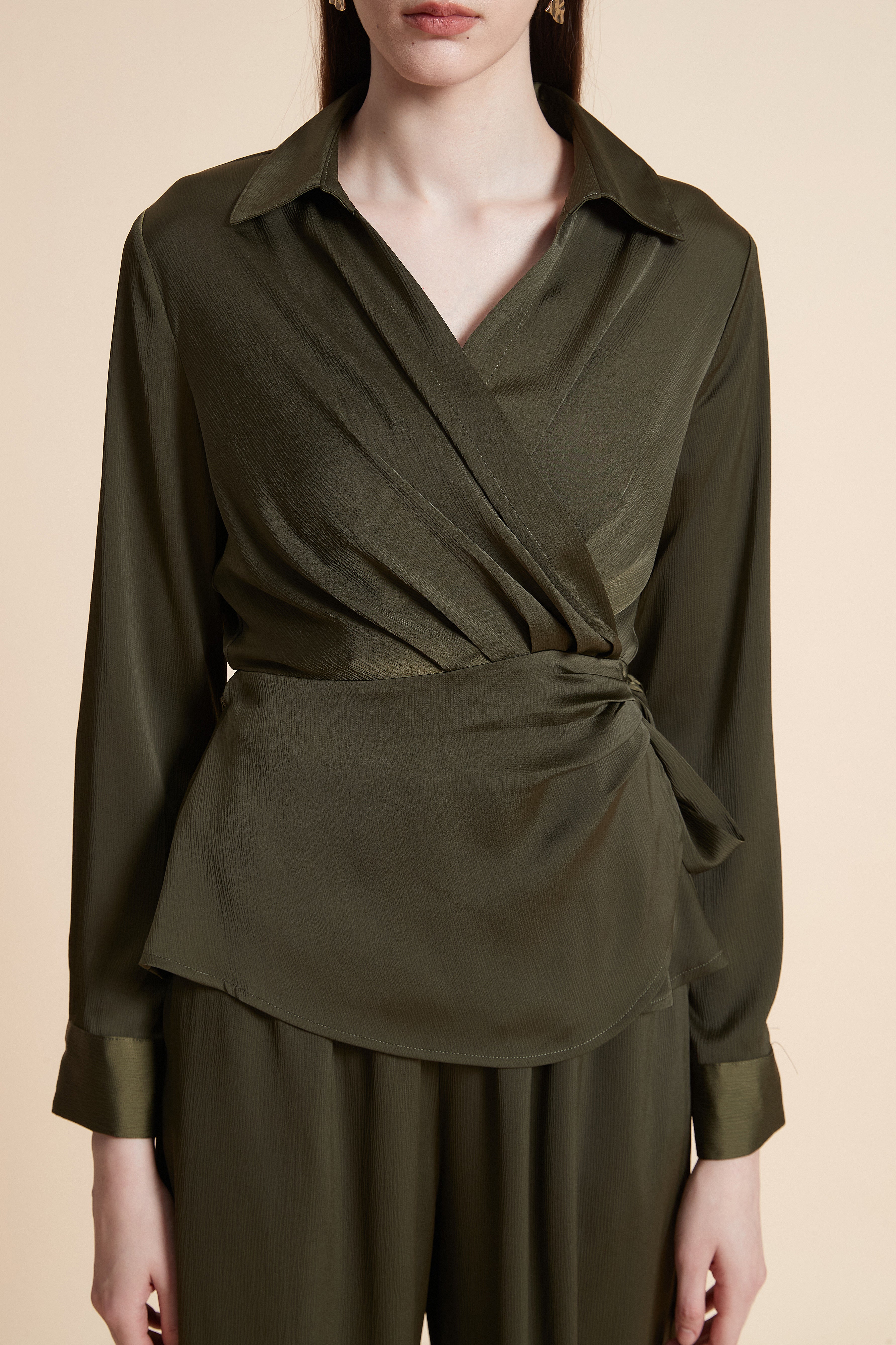 بلوزة رسمية لف بأكمام طويلة