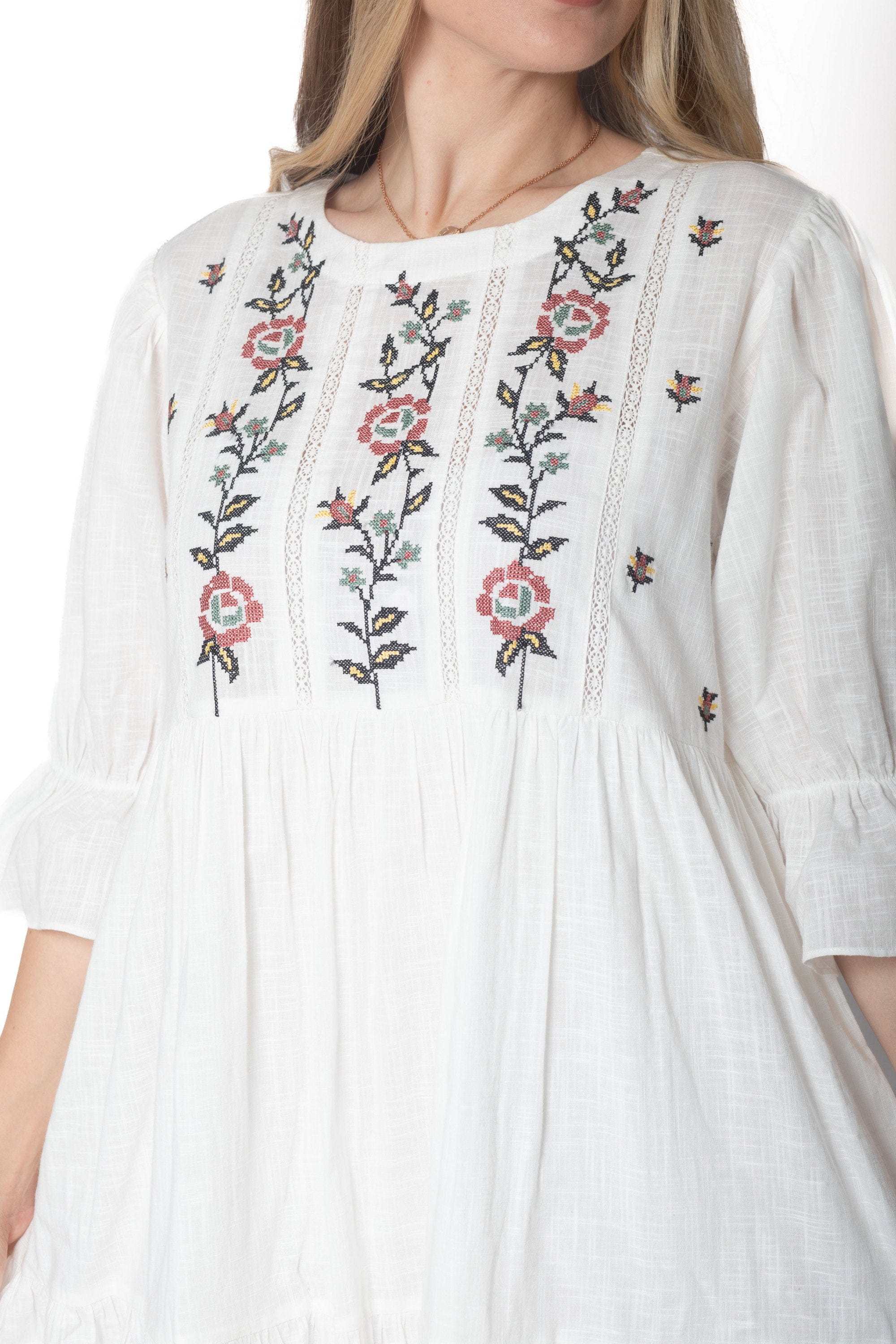 Yola Short dress adorned with chest embroidery, 3/4 sleeves