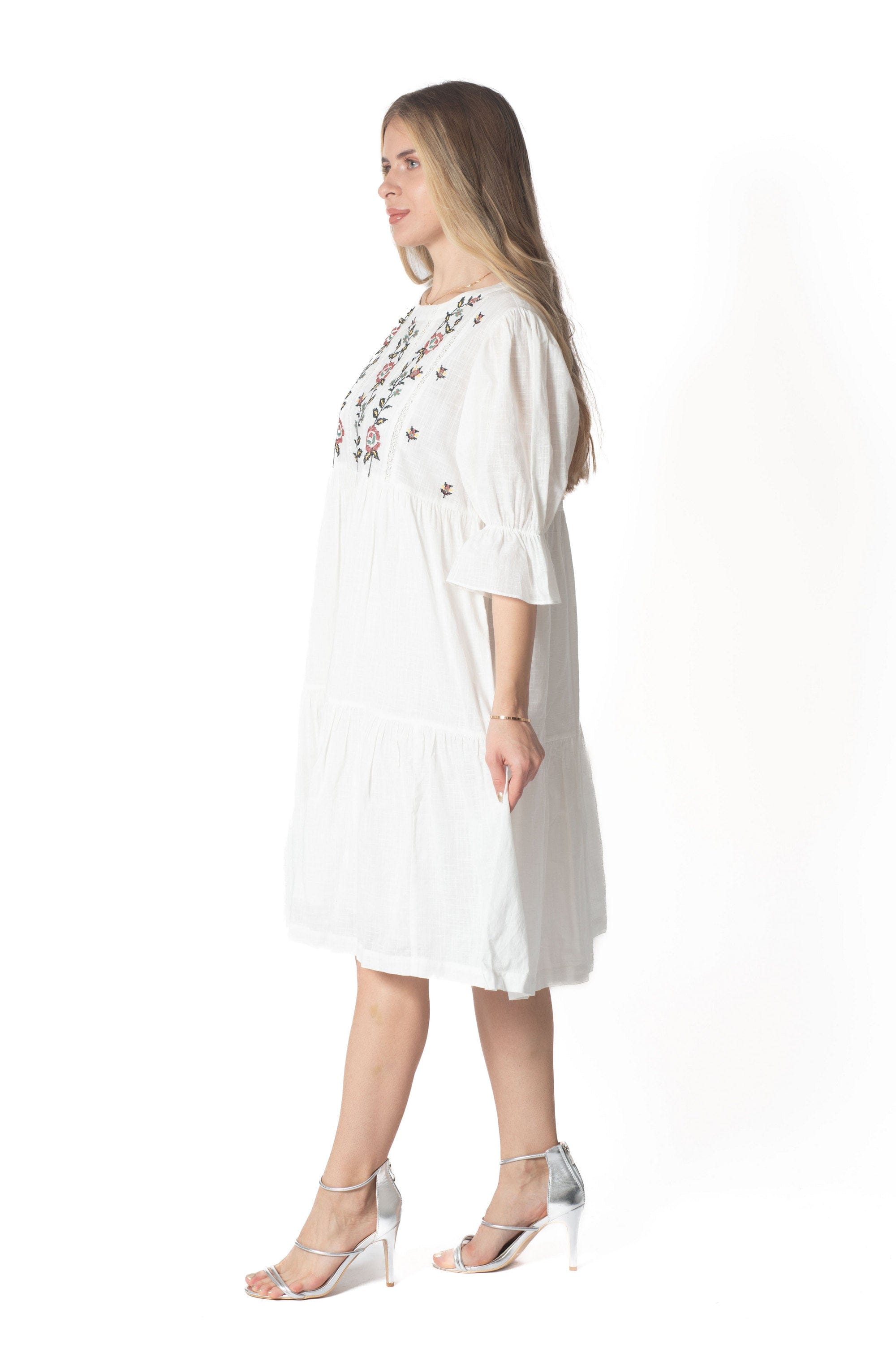 Yola Short dress adorned with chest embroidery, 3/4 sleeves