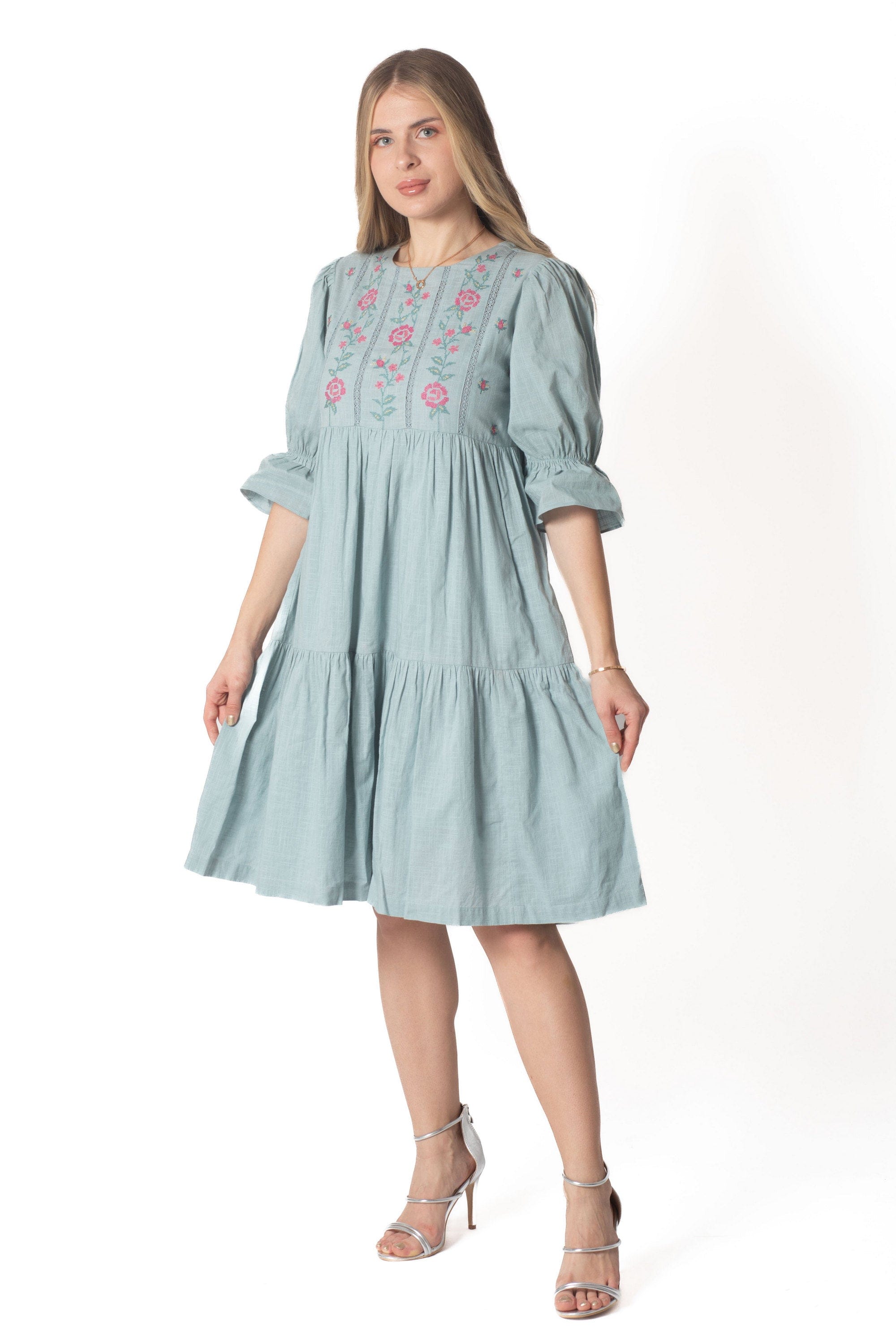 Yola Short dress adorned with chest embroidery, 3/4 sleeves