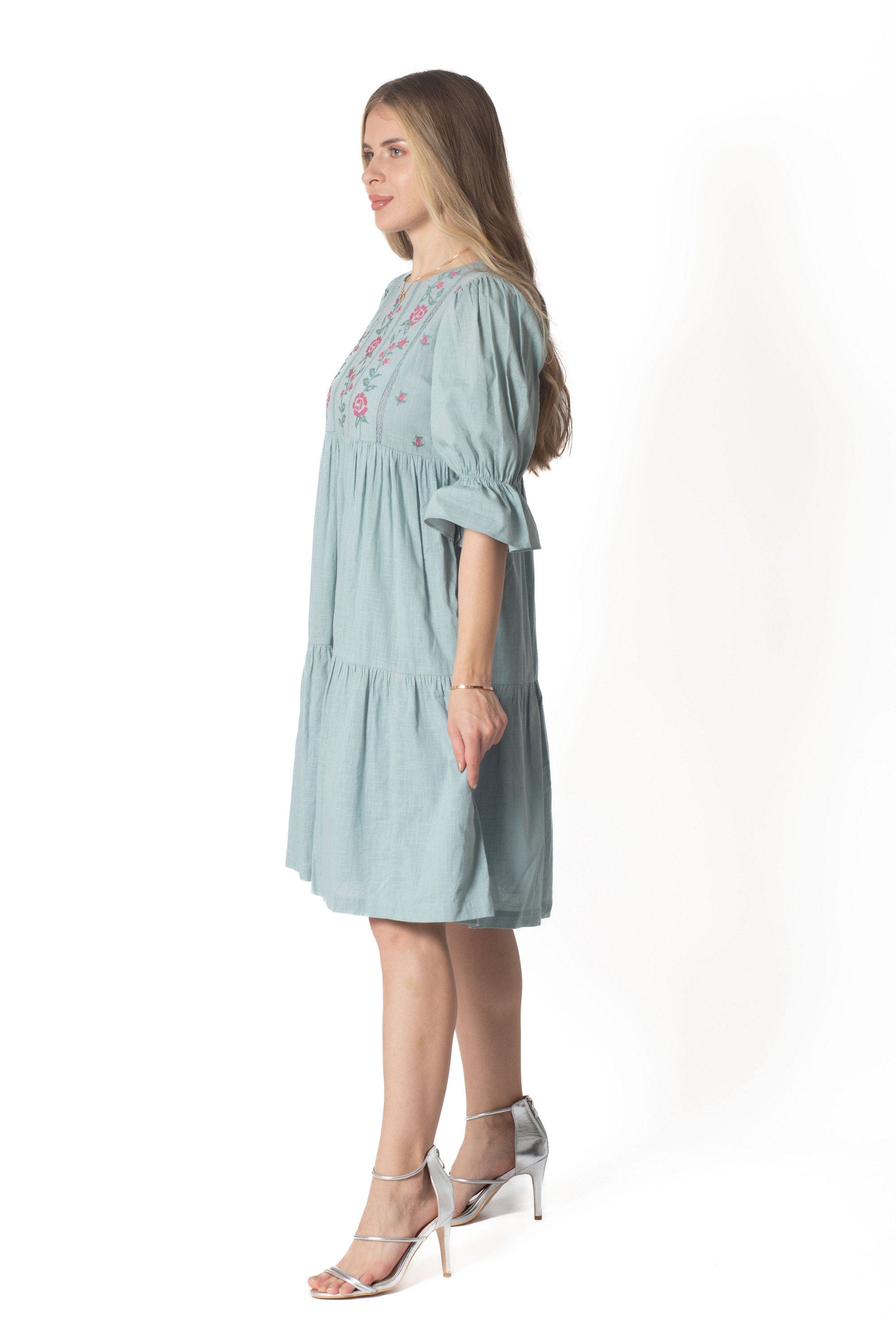 Yola Short dress adorned with chest embroidery, 3/4 sleeves
