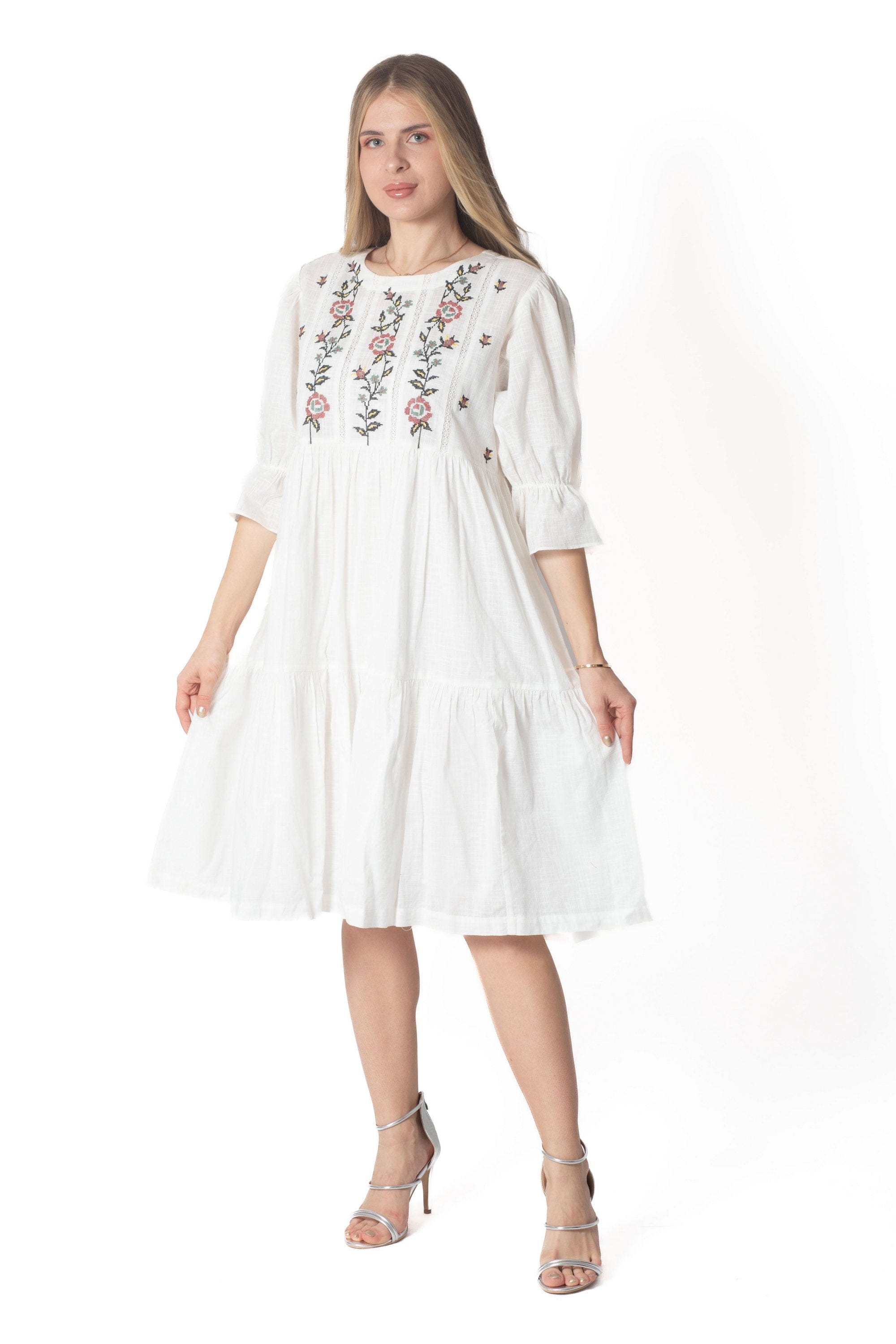 Yola Short dress adorned with chest embroidery, 3/4 sleeves