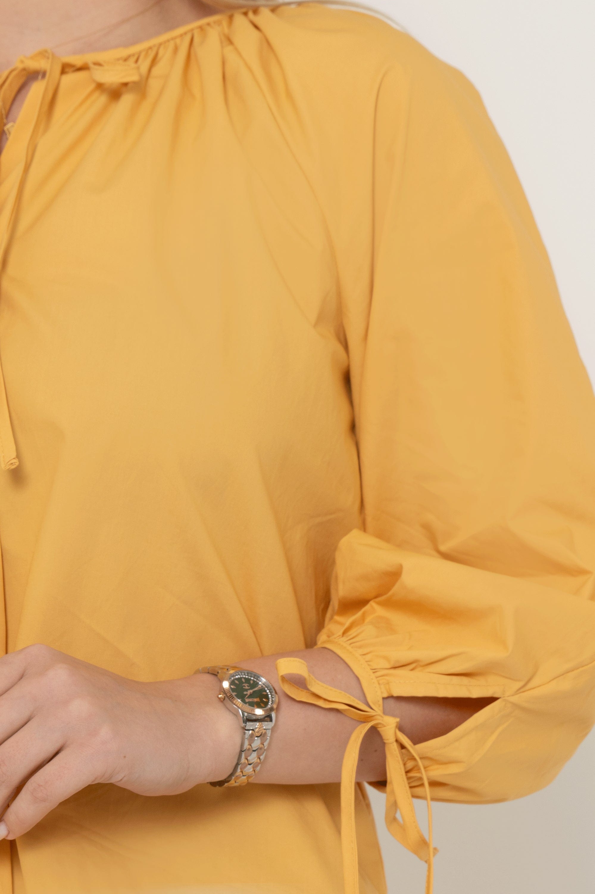 بلوزة سادة بأزرار على شكل قلب كم طويل