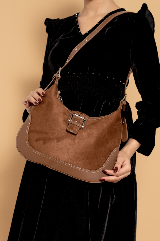 حقيبة بسحاب ومقبض طويل