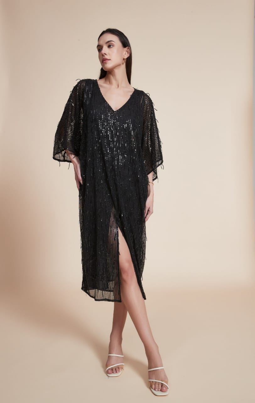 فستان بطول الركبة وأكمام 3/4 وفتحة رقبة على شكل حرف V