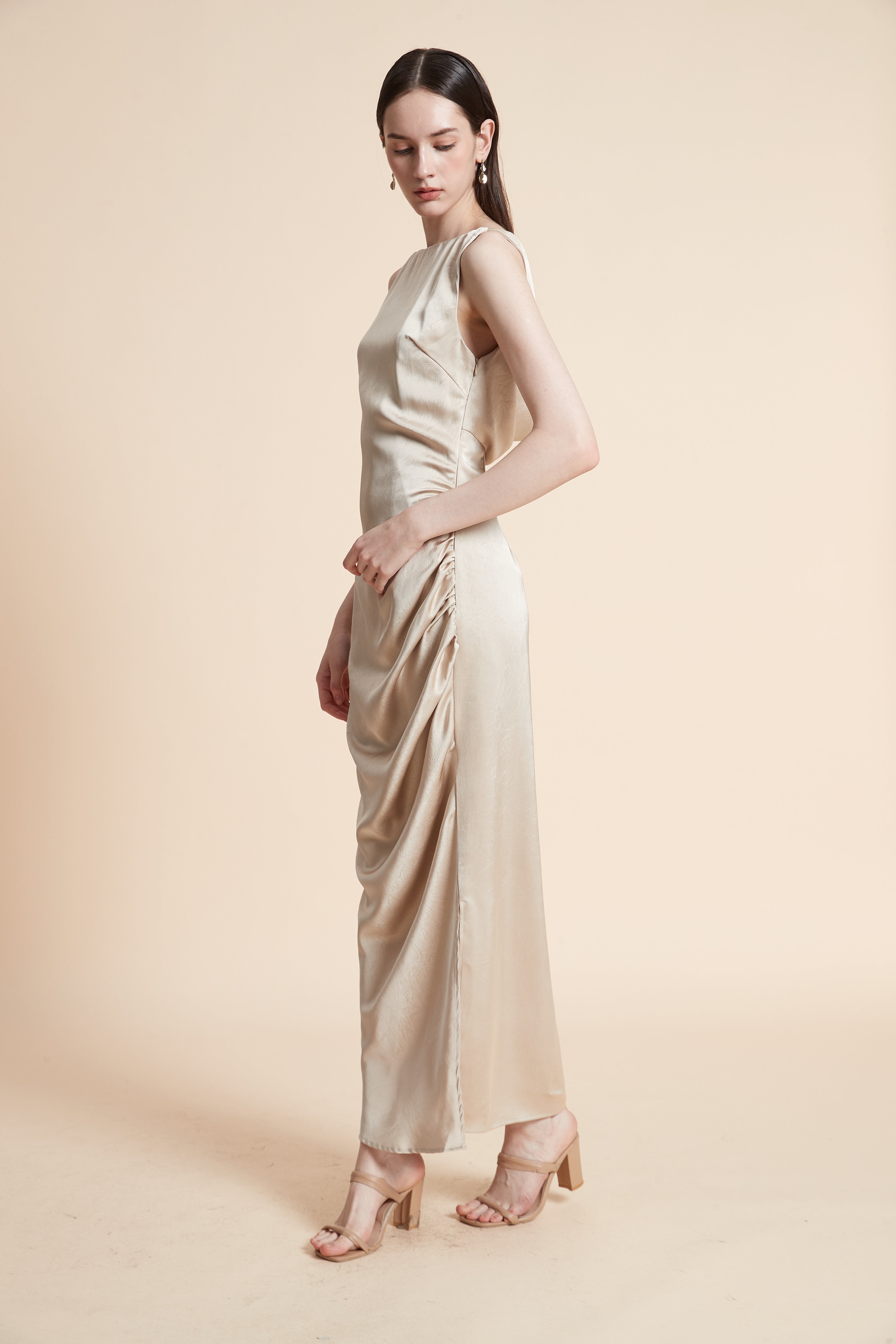 فستان طويل سادة بدون أكمام