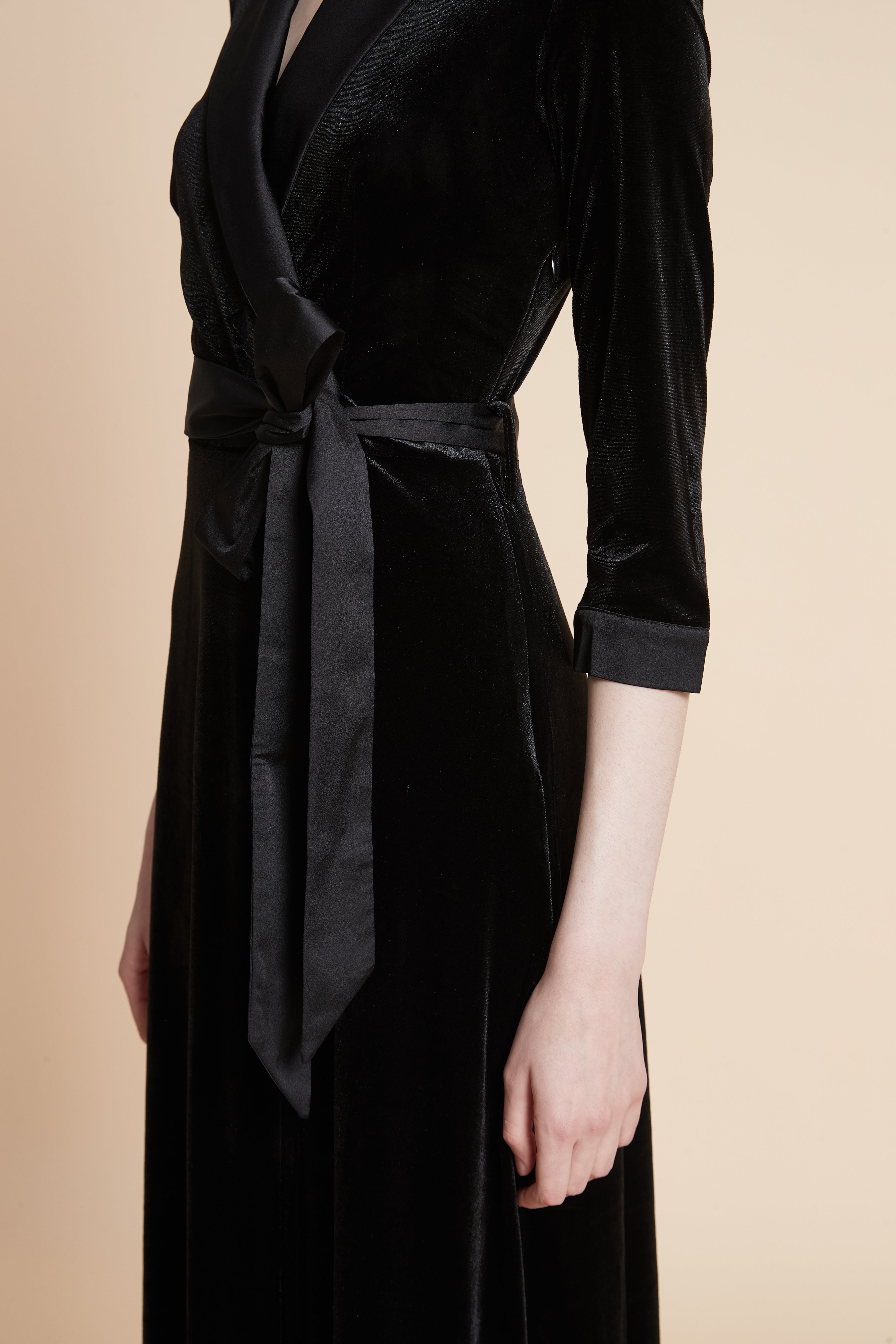 فستان ماكسي بربطة خصر بأكمام ثلاثة أرباع