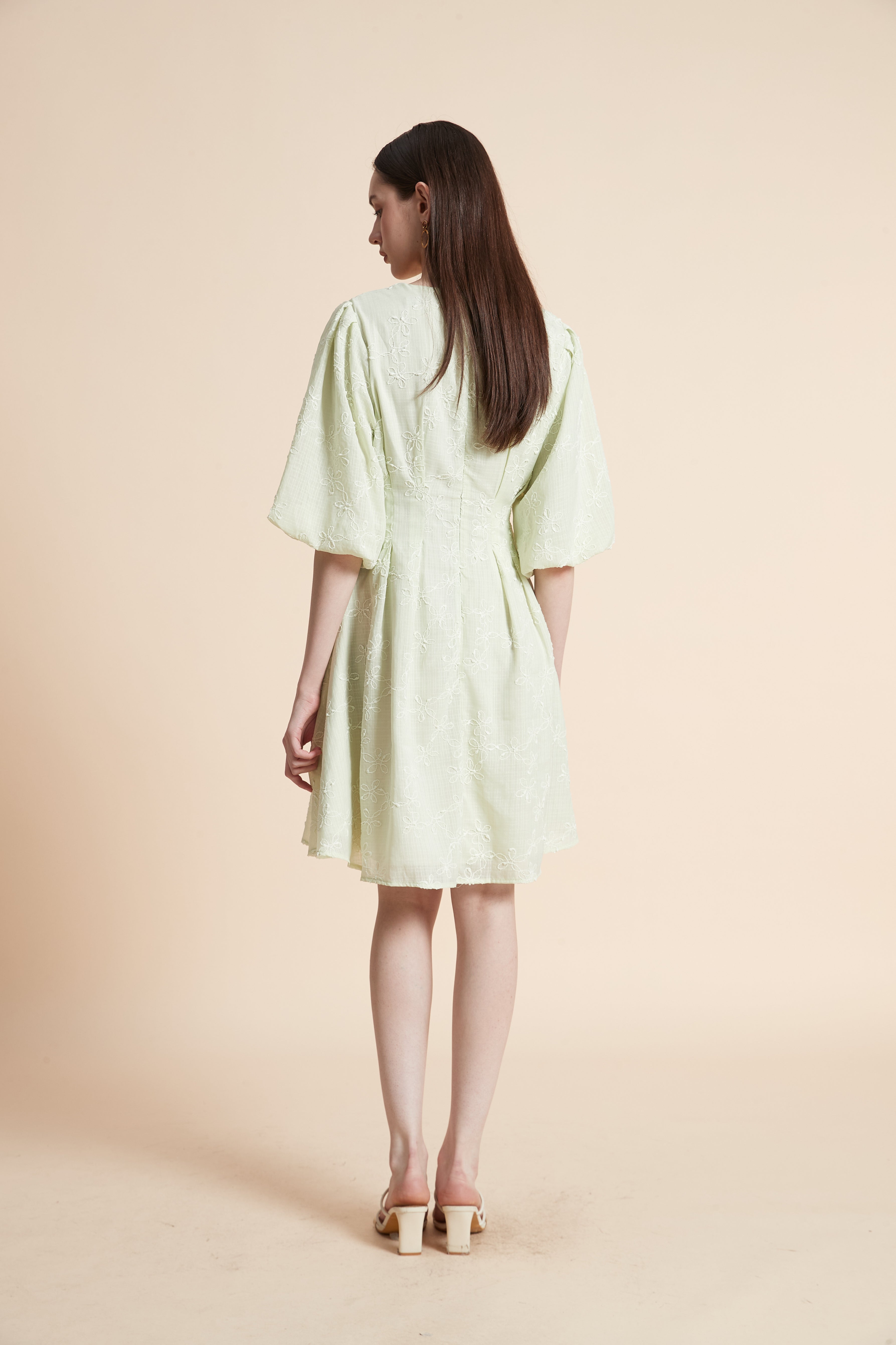 فستان بطول الركبة مطرز بأكمام قصيرة