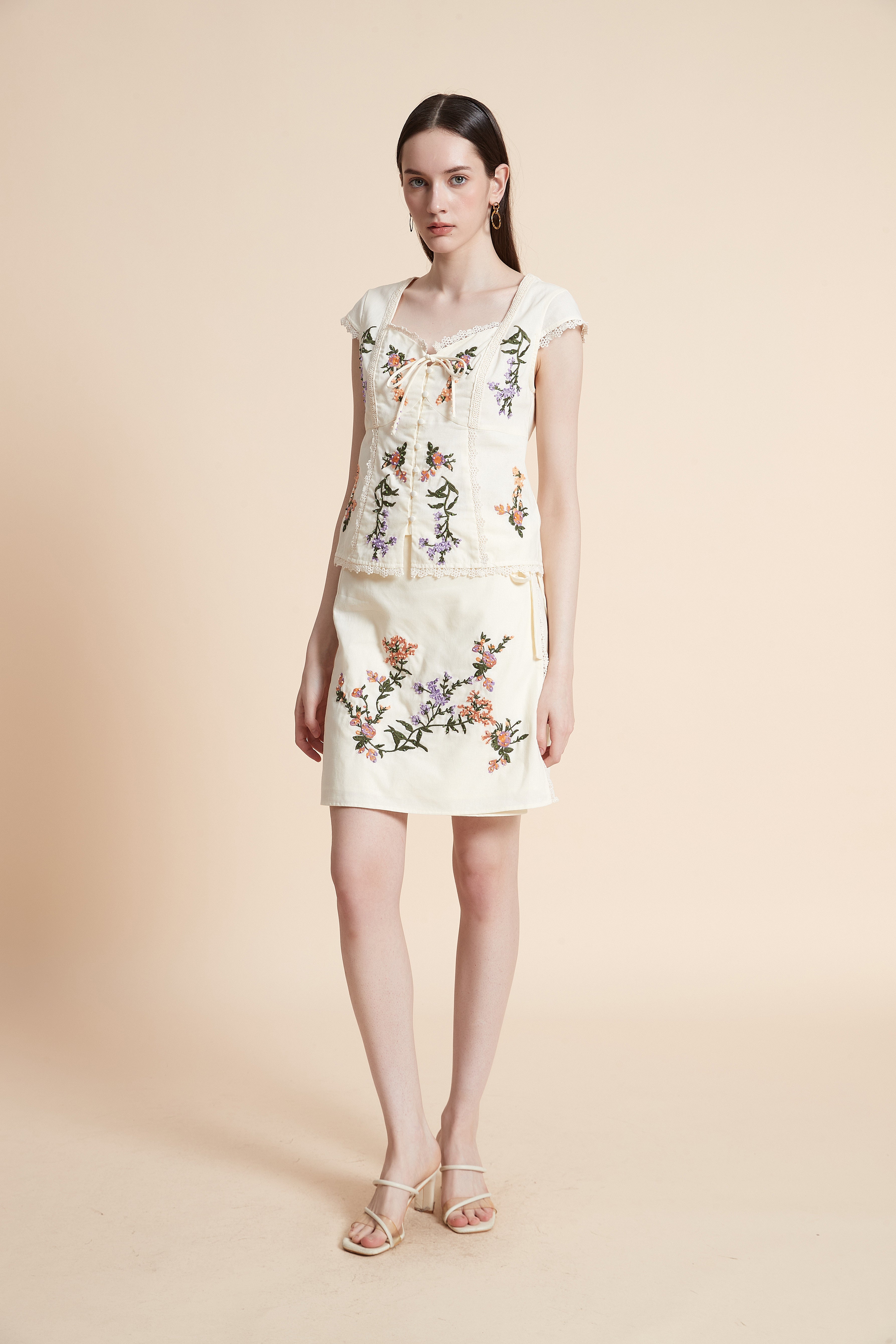 تنورة قصيرة سادة بتطريز