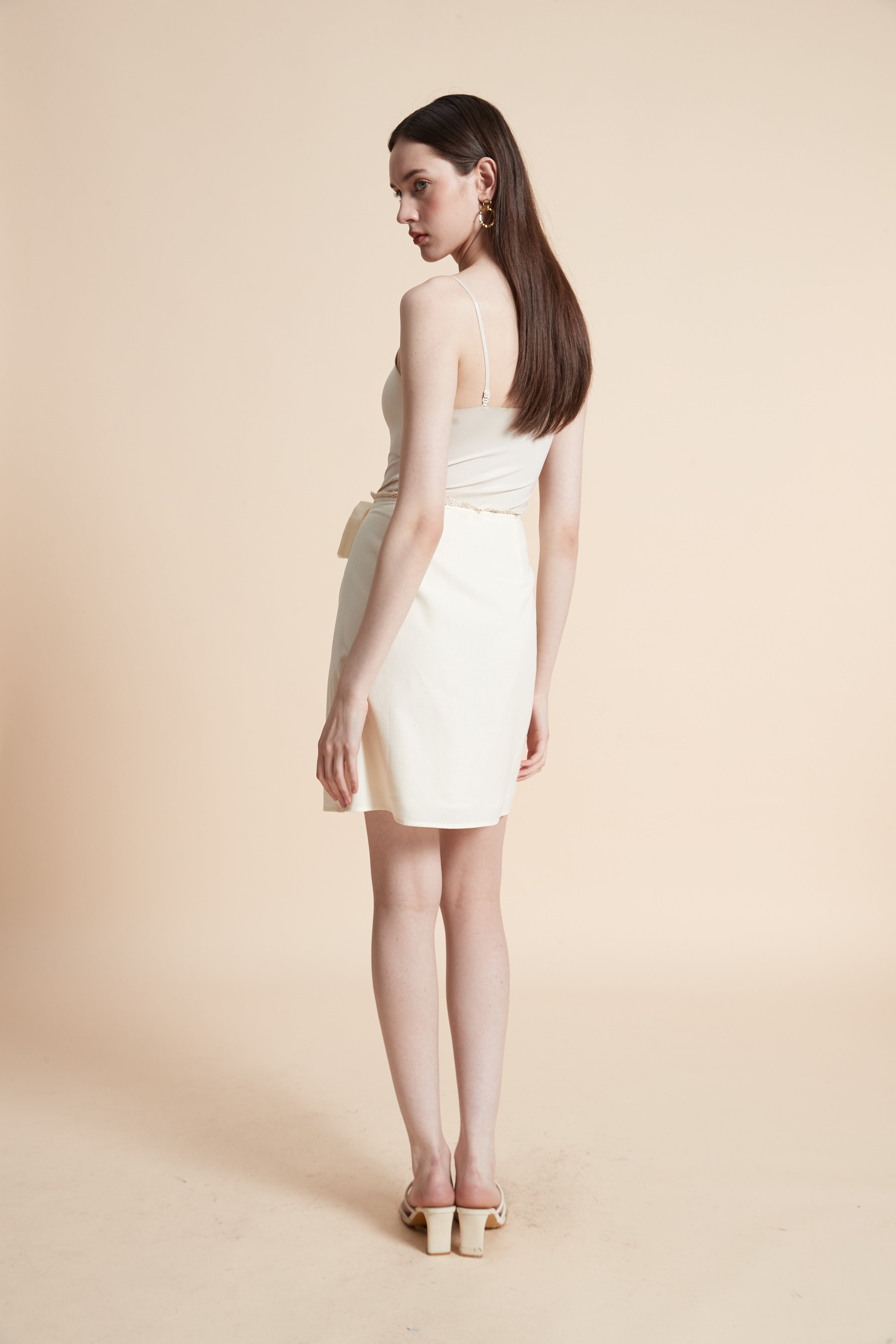 تنورة قصيرة سادة بتطريز