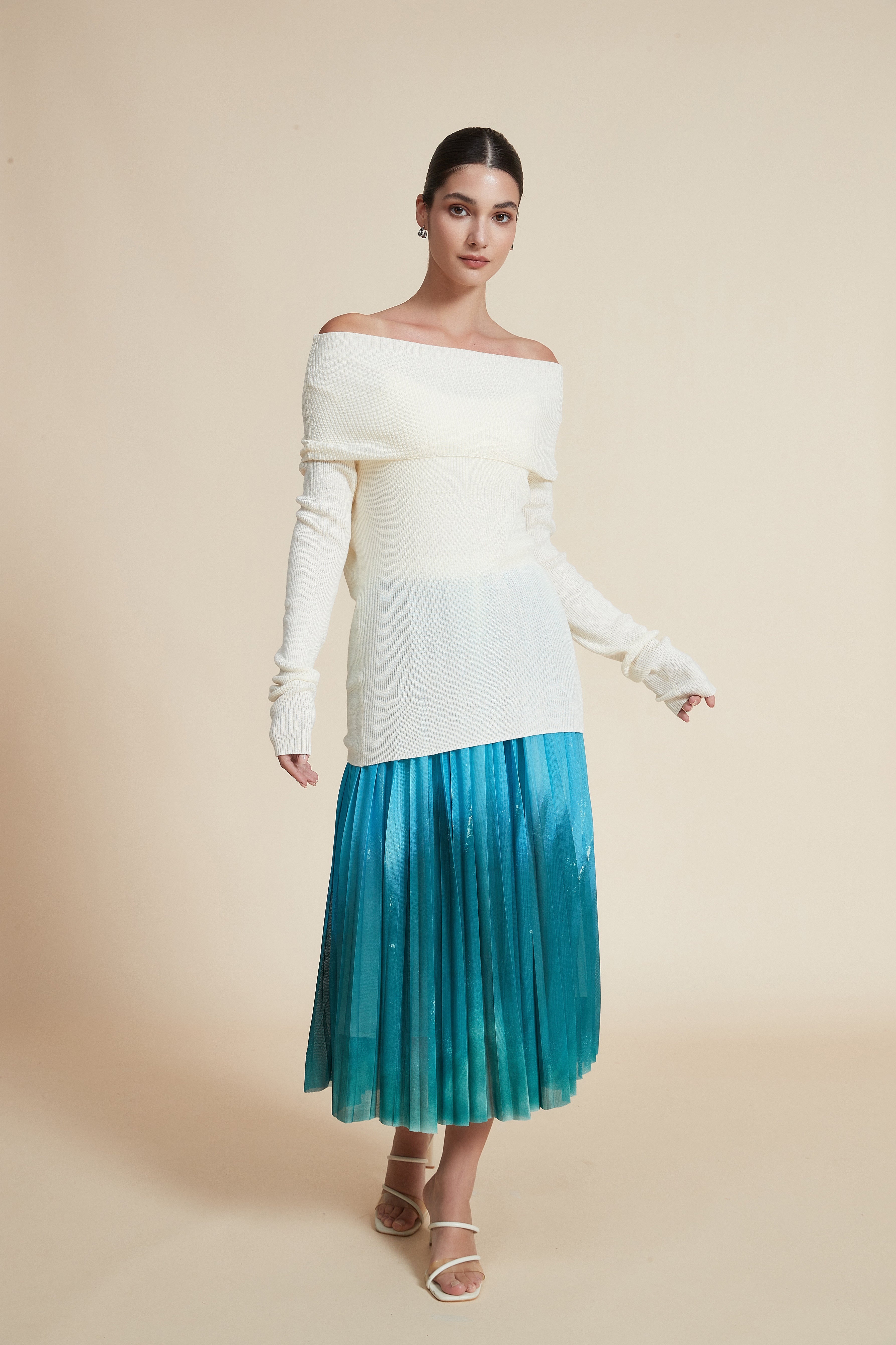 بلوزة مضلعة مكشوفة الأكتاف بأكمام طويلة