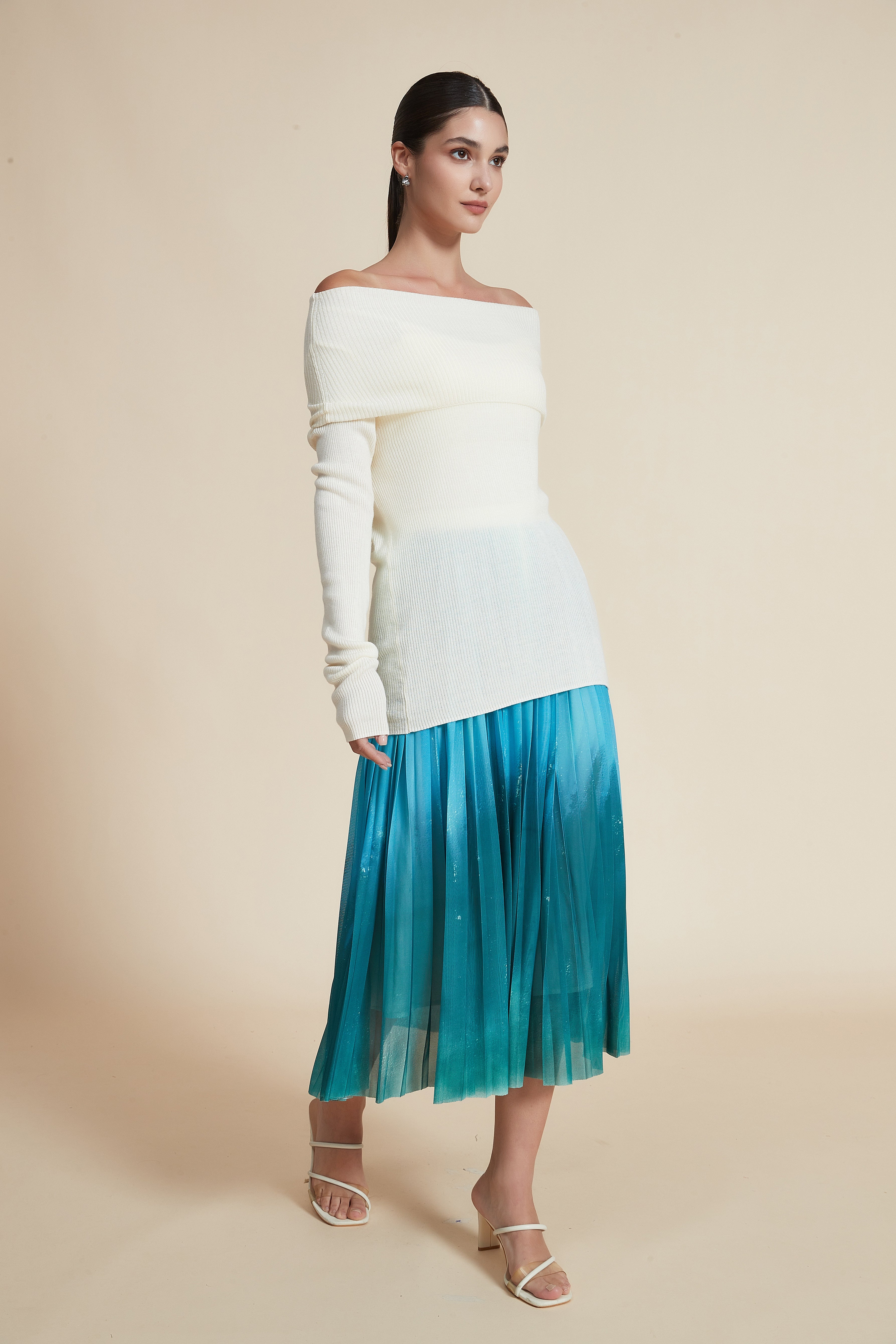 بلوزة مضلعة مكشوفة الأكتاف بأكمام طويلة