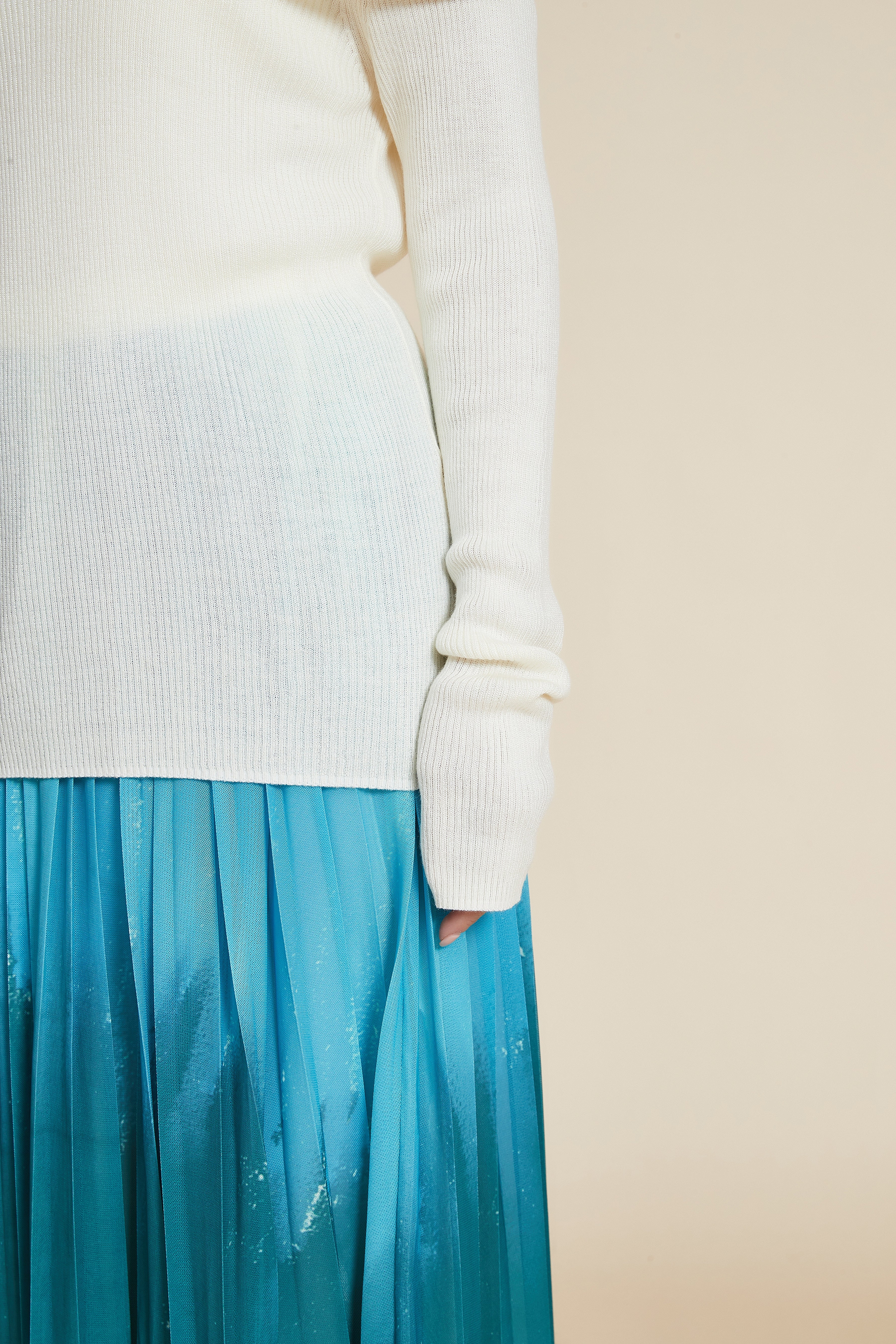 بلوزة مضلعة مكشوفة الأكتاف بأكمام طويلة