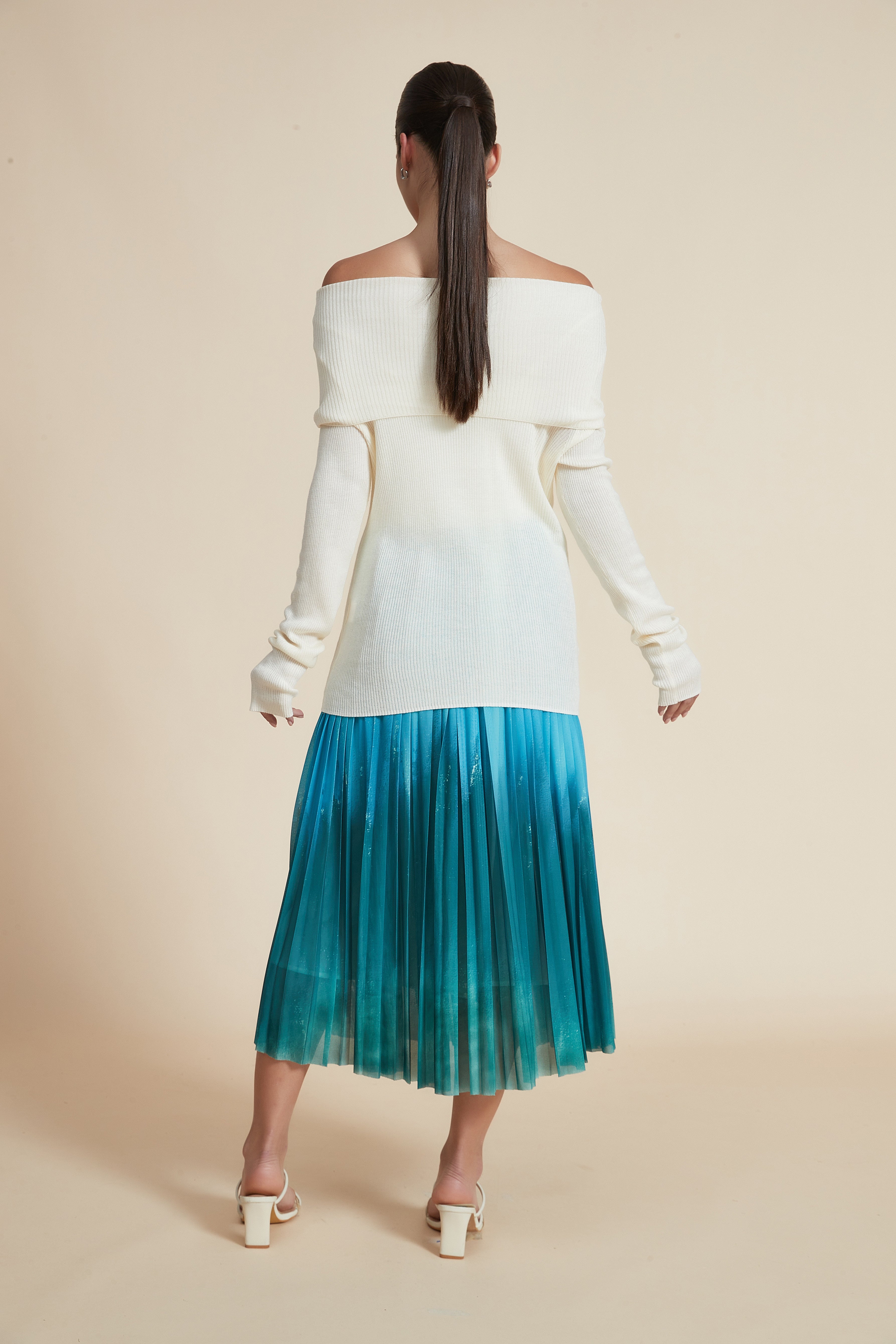 بلوزة مضلعة مكشوفة الأكتاف بأكمام طويلة