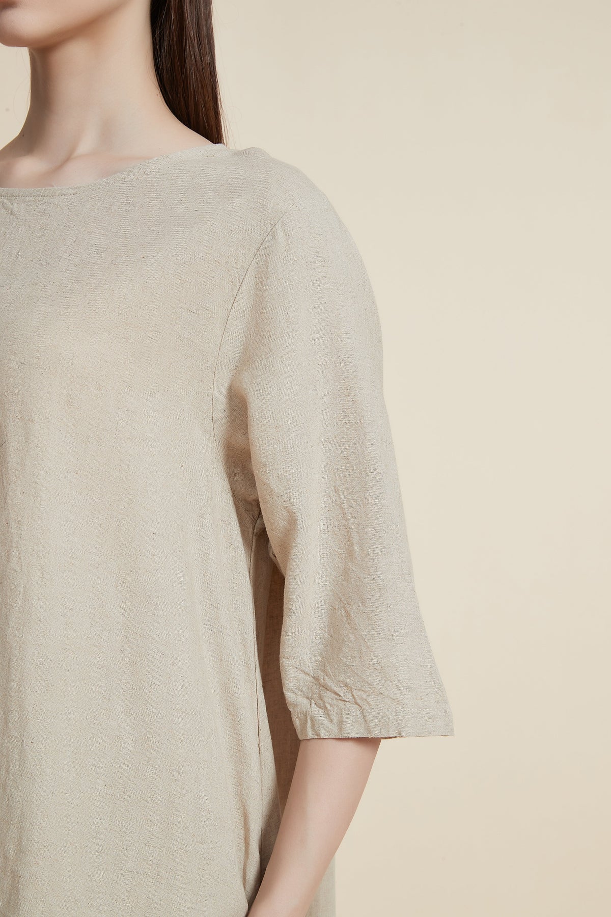 صورة بلوزة نص كم طويلة من الخلف فتحة رقبة دائرية من يولا