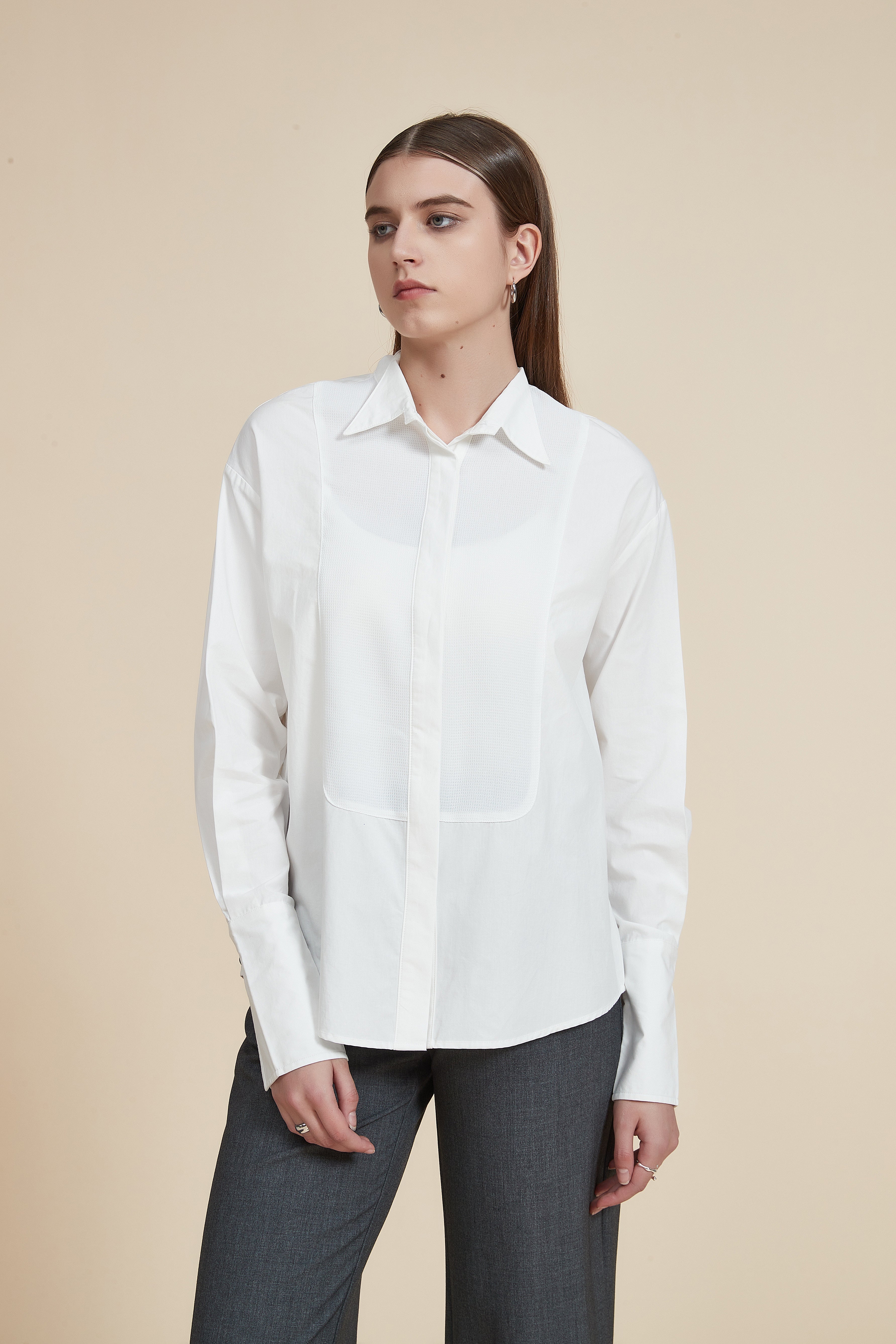 بلوزة طويلة ذات ياقة وأزرار أمامية