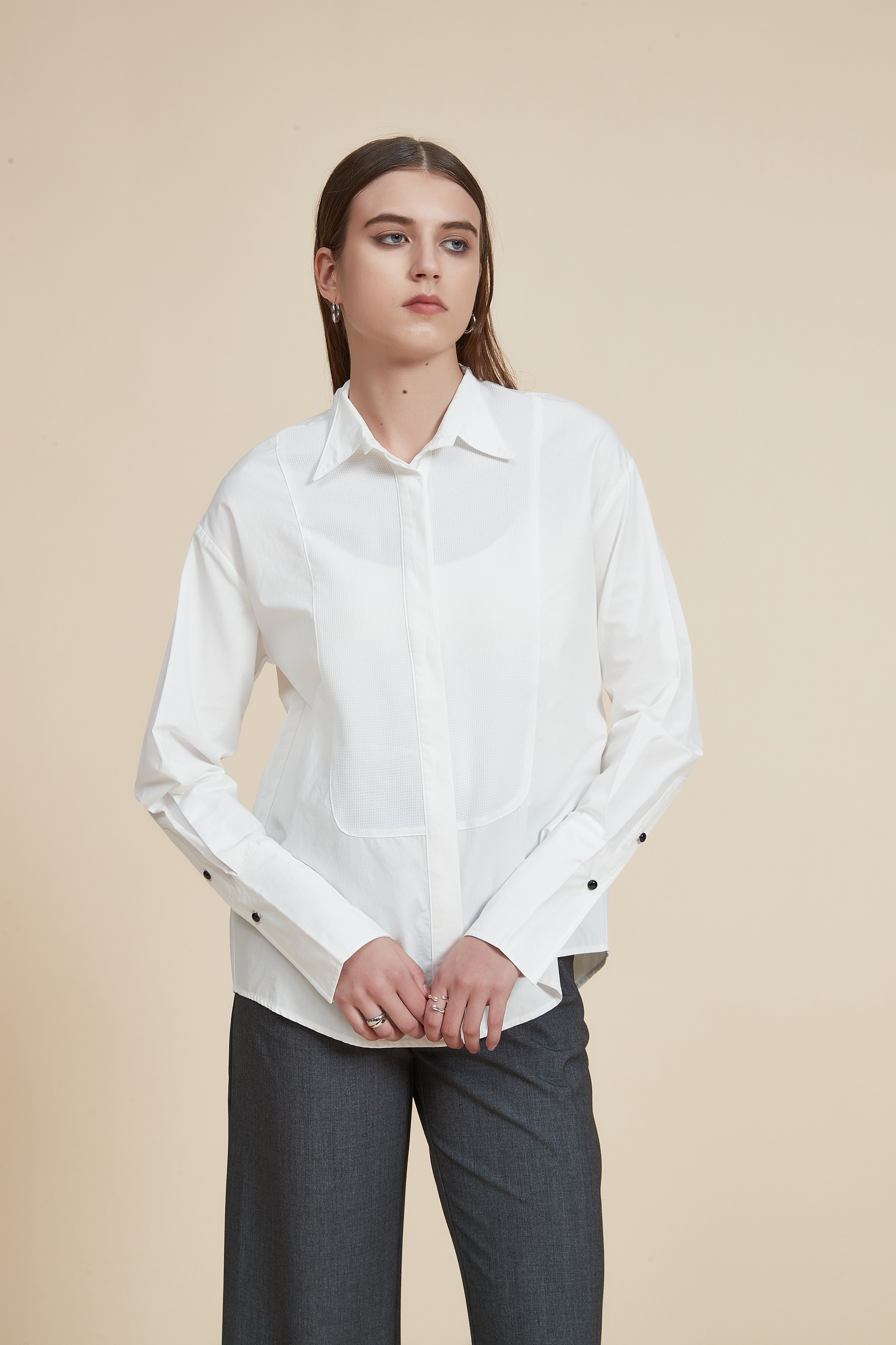 بلوزة طويلة ذات ياقة وأزرار أمامية