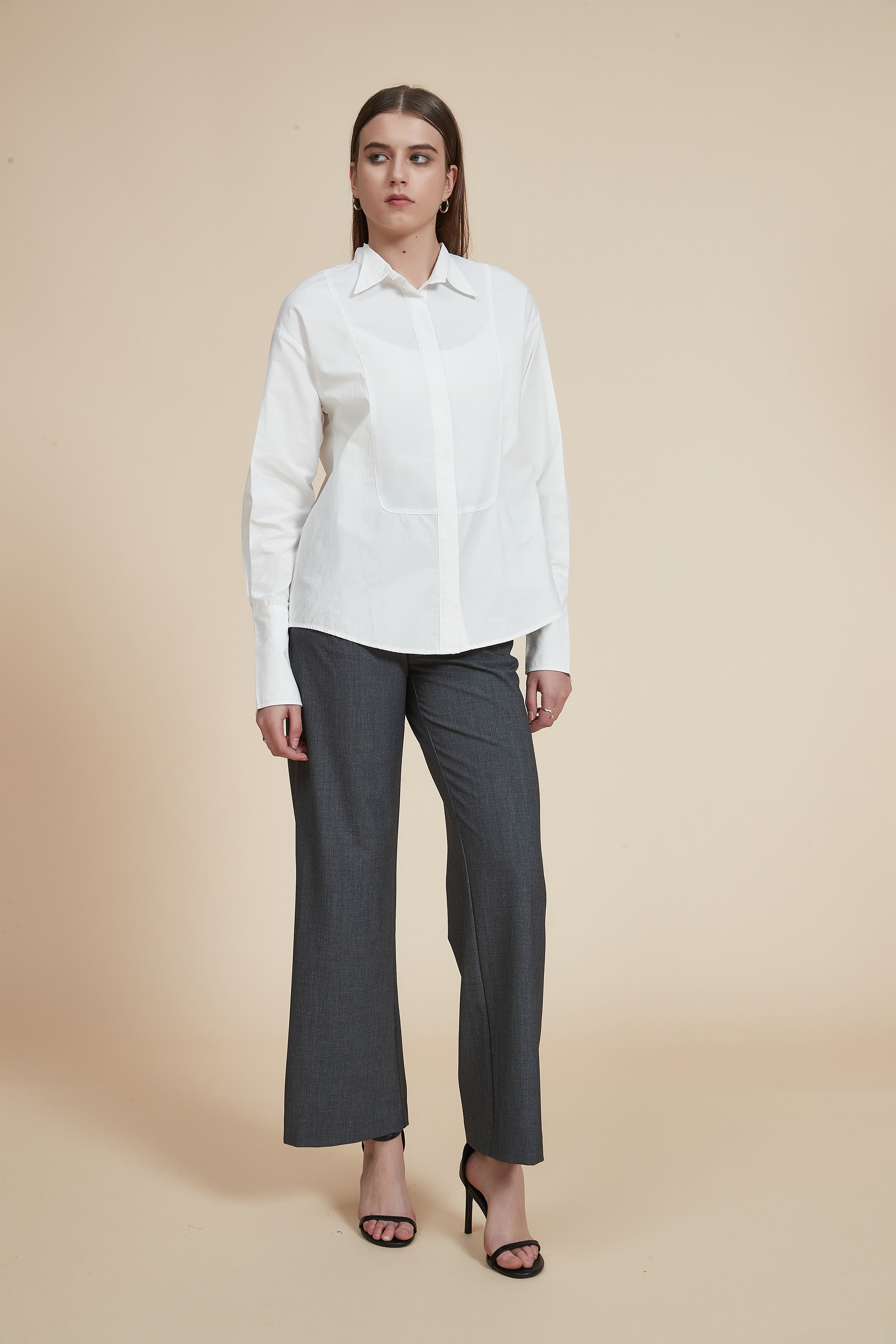 بلوزة طويلة ذات ياقة وأزرار أمامية