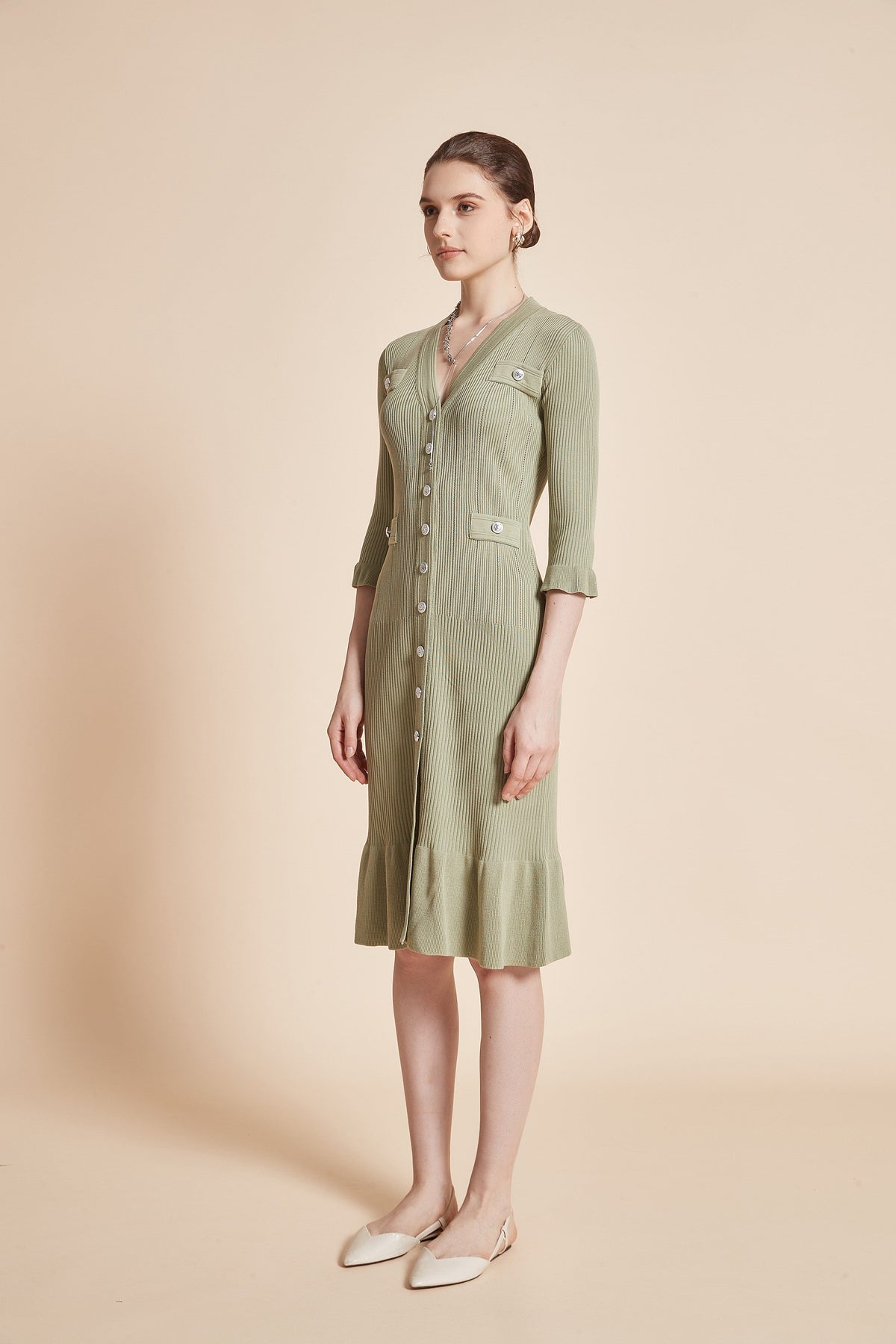 صورة فستان ميدي 3/4 رقبة V وكشكش بلون أخضر من يولا