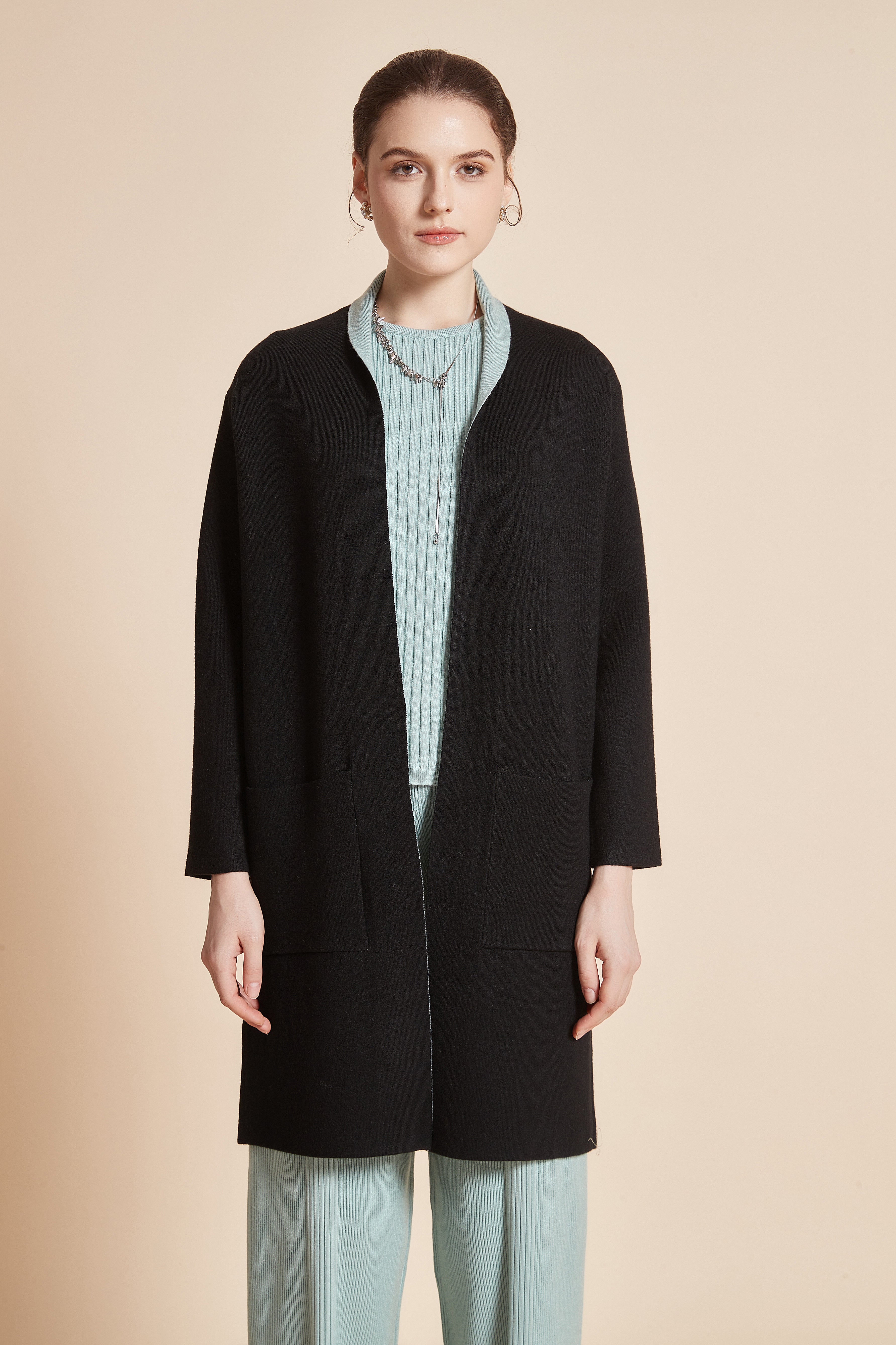 Yola Long jacket with long sleeves and plain front pockets