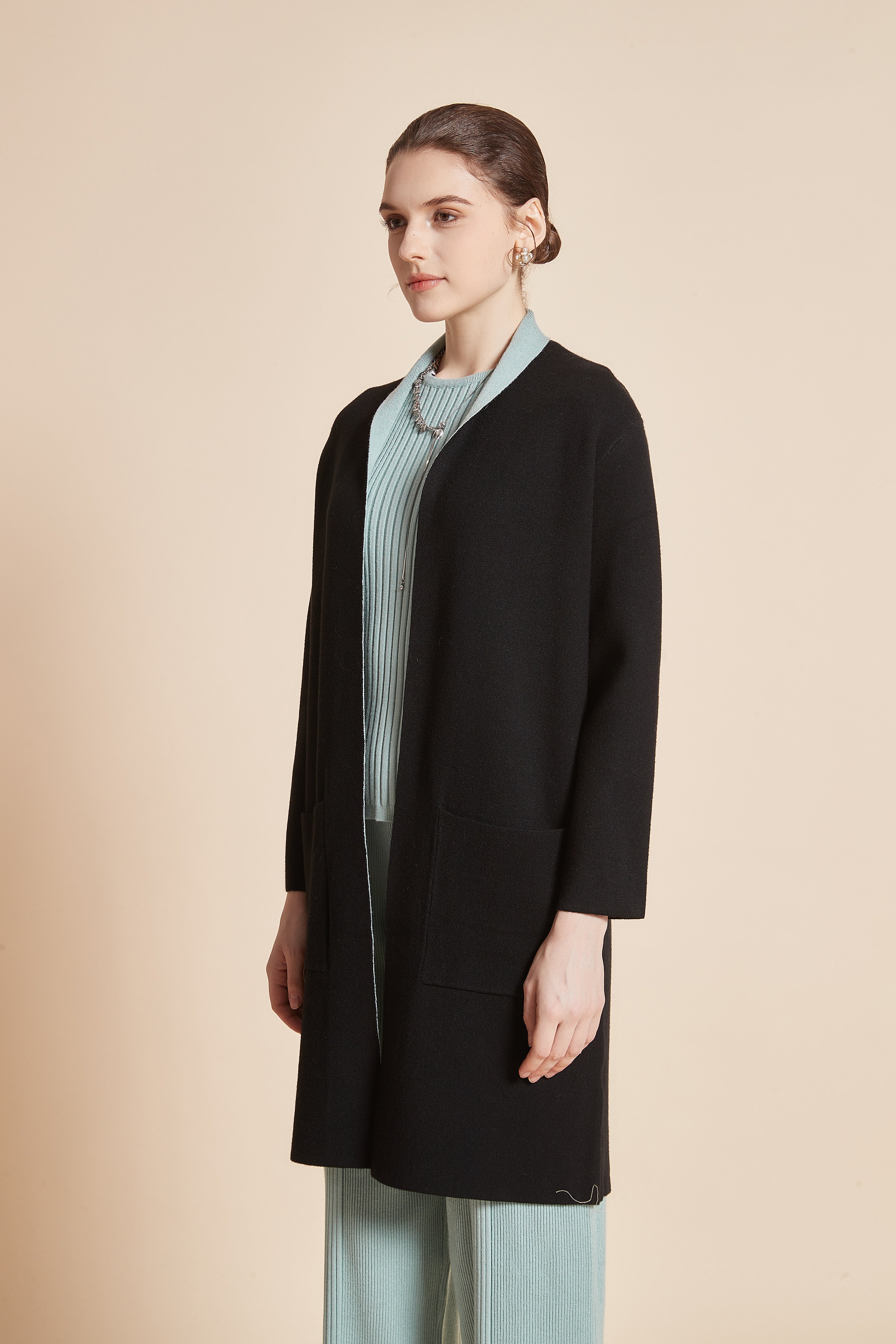 Yola Long jacket with long sleeves and plain front pockets