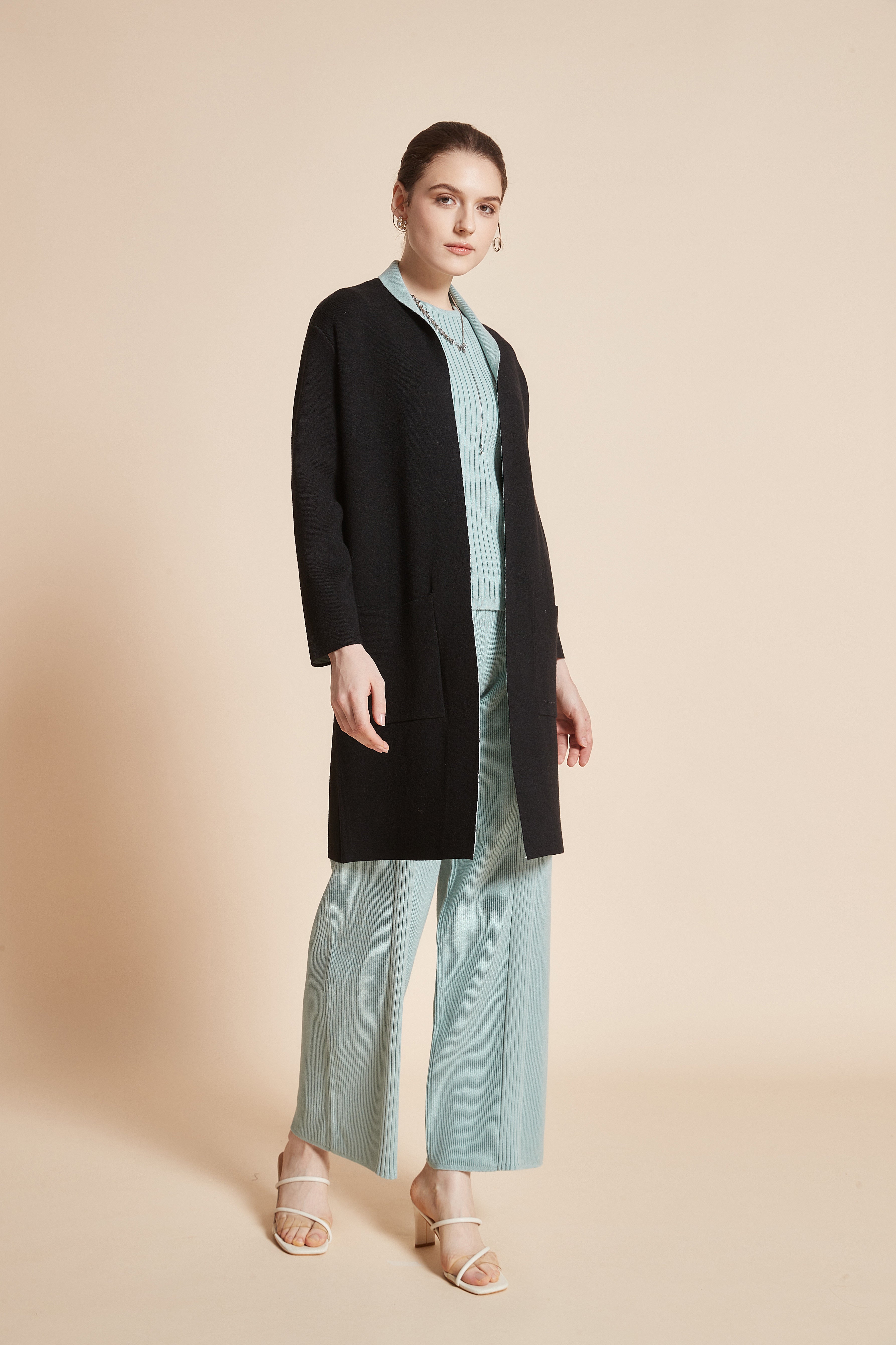 Yola Long jacket with long sleeves and plain front pockets