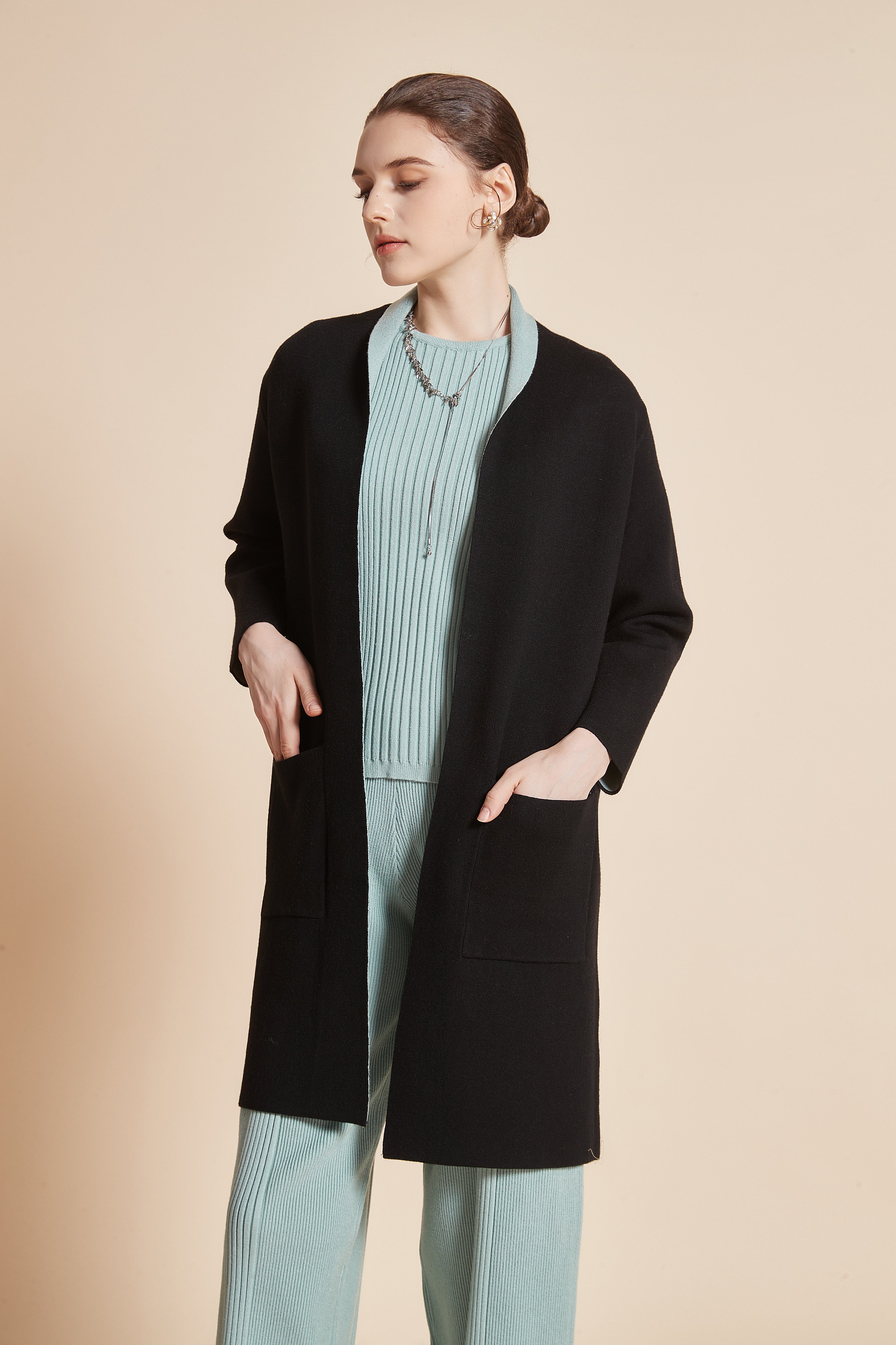 Yola Long jacket with long sleeves and plain front pockets