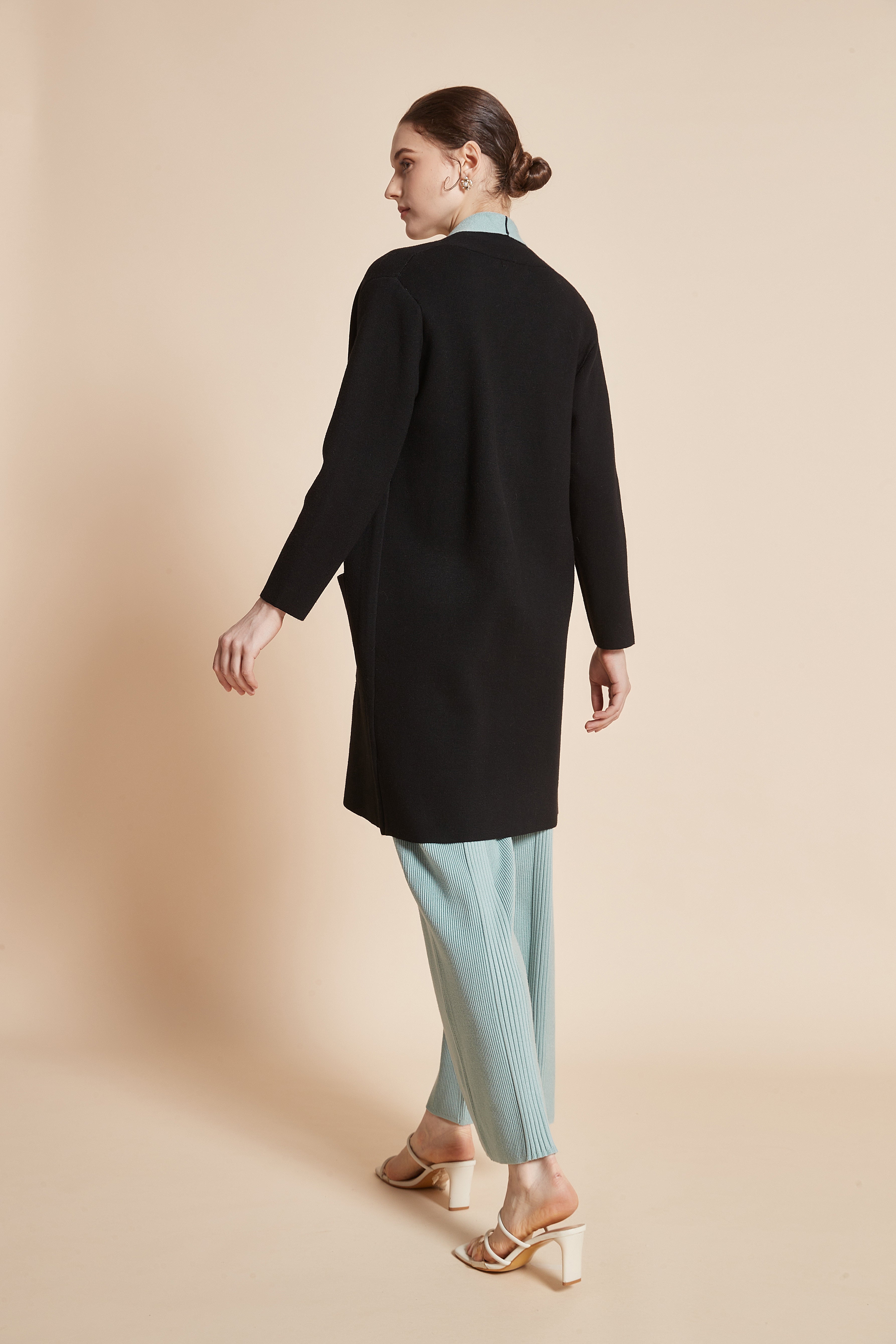 Yola Long jacket with long sleeves and plain front pockets