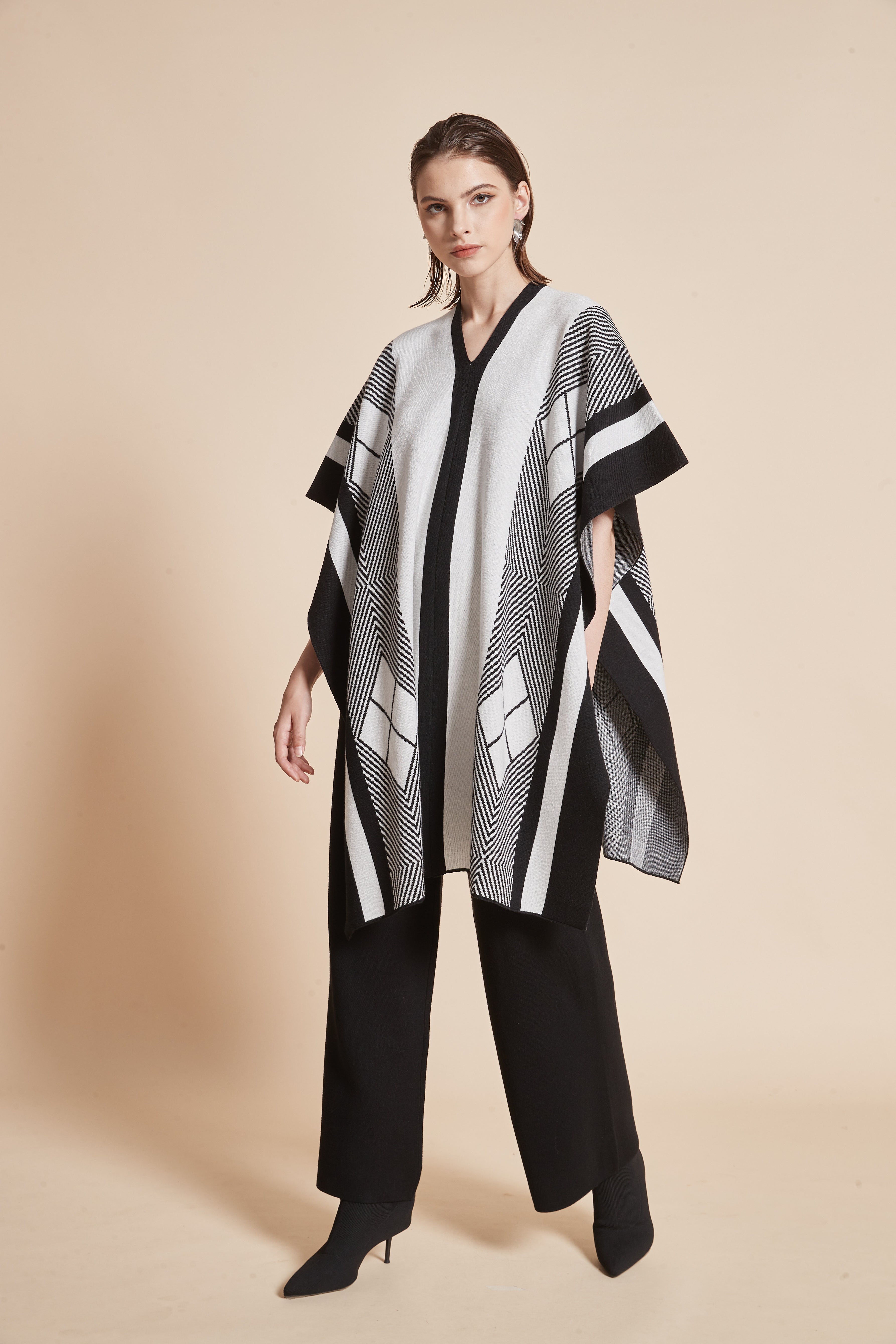 Yola Long V-neck blouse with striped and checkered details