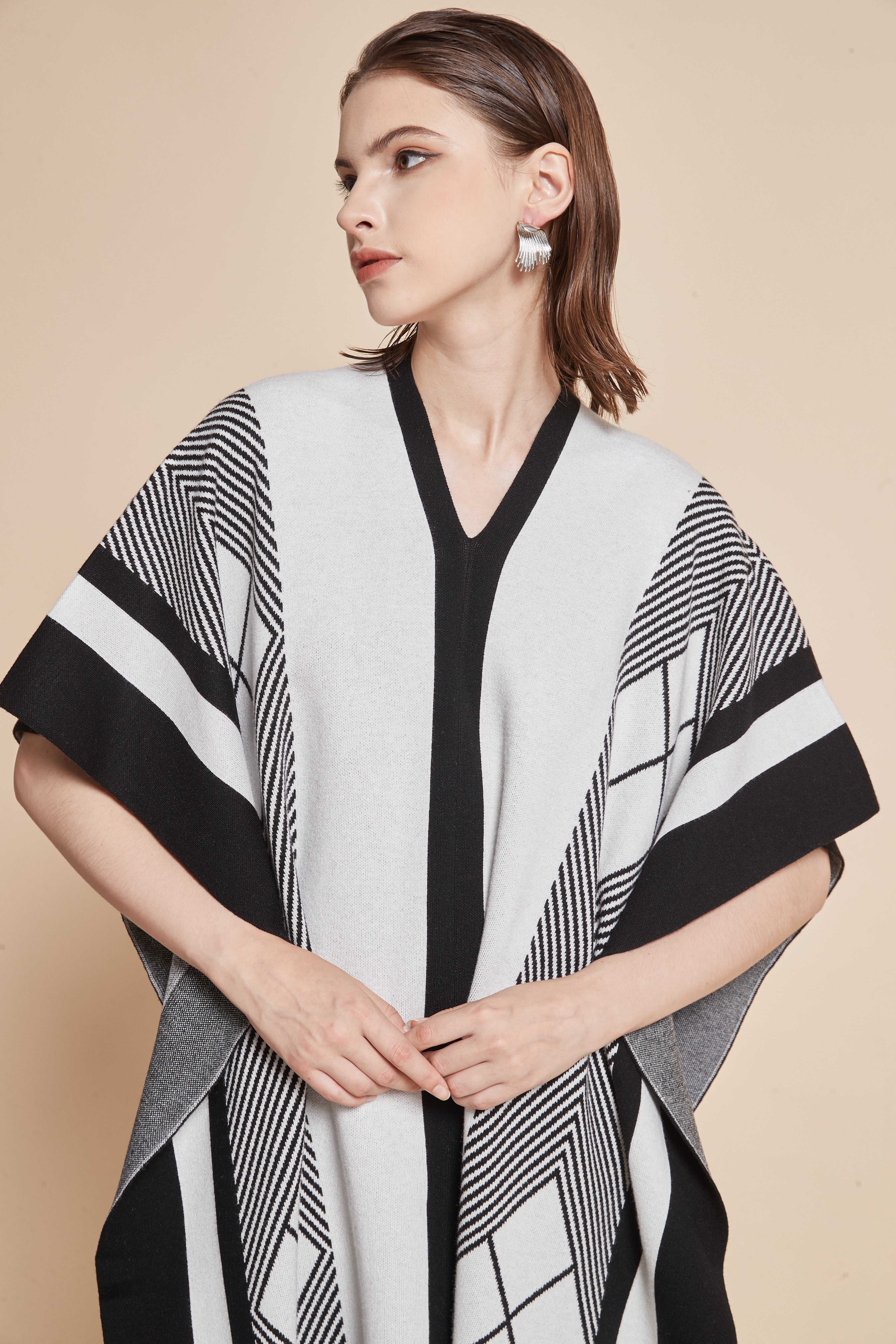 Yola Long V-neck blouse with striped and checkered details