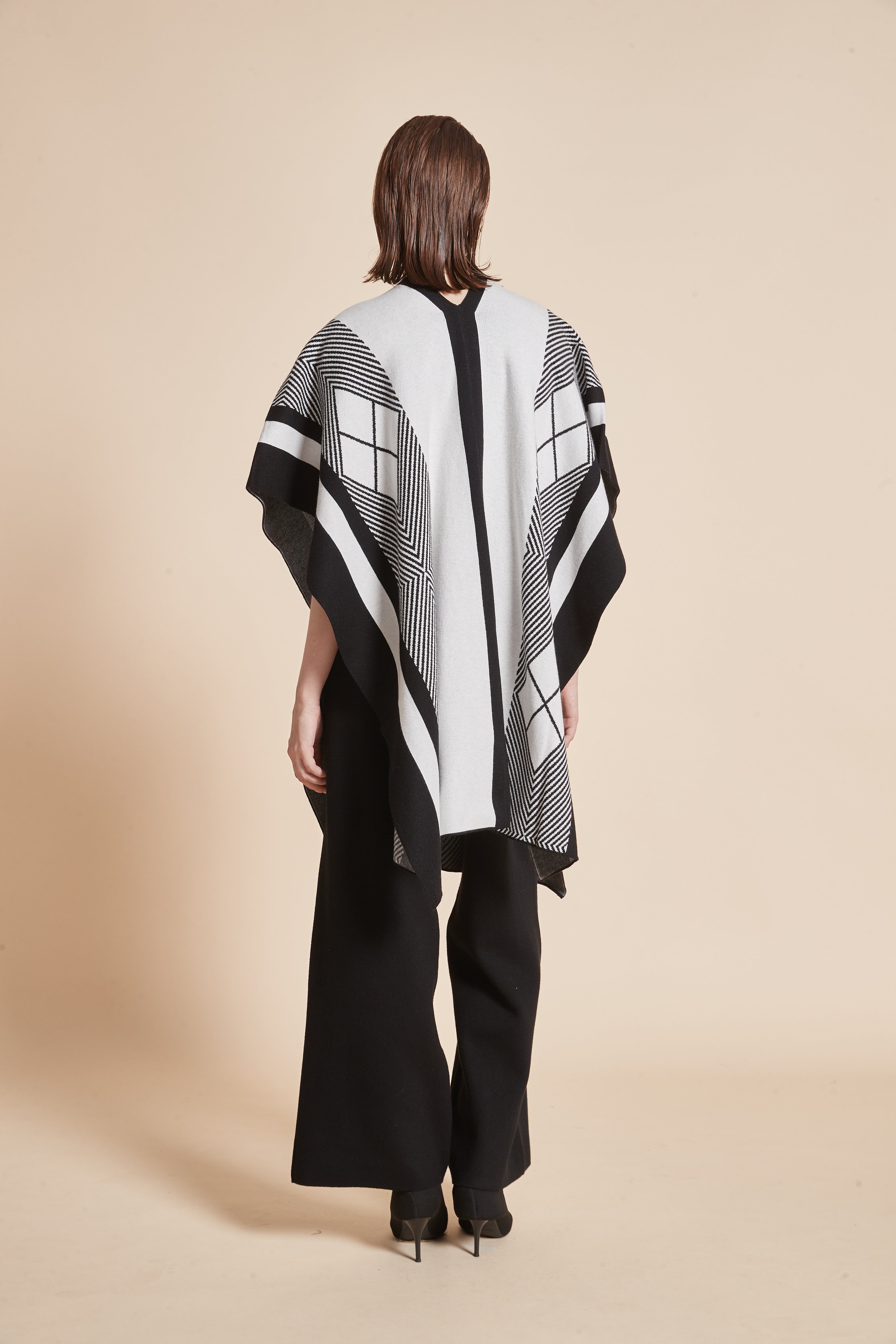 Yola Long V-neck blouse with striped and checkered details