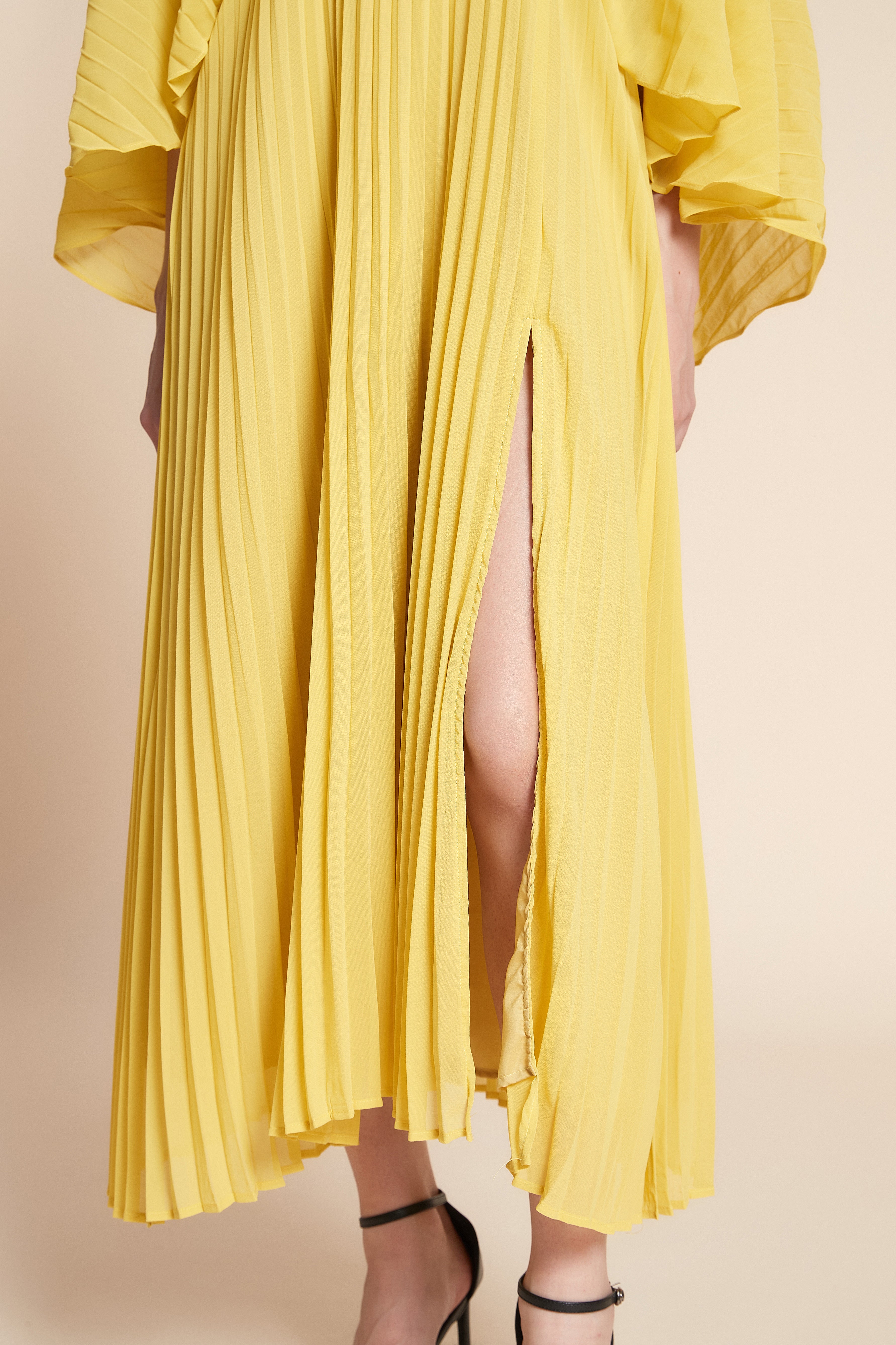 فستان ميدي سادة مكشكش كم طويل