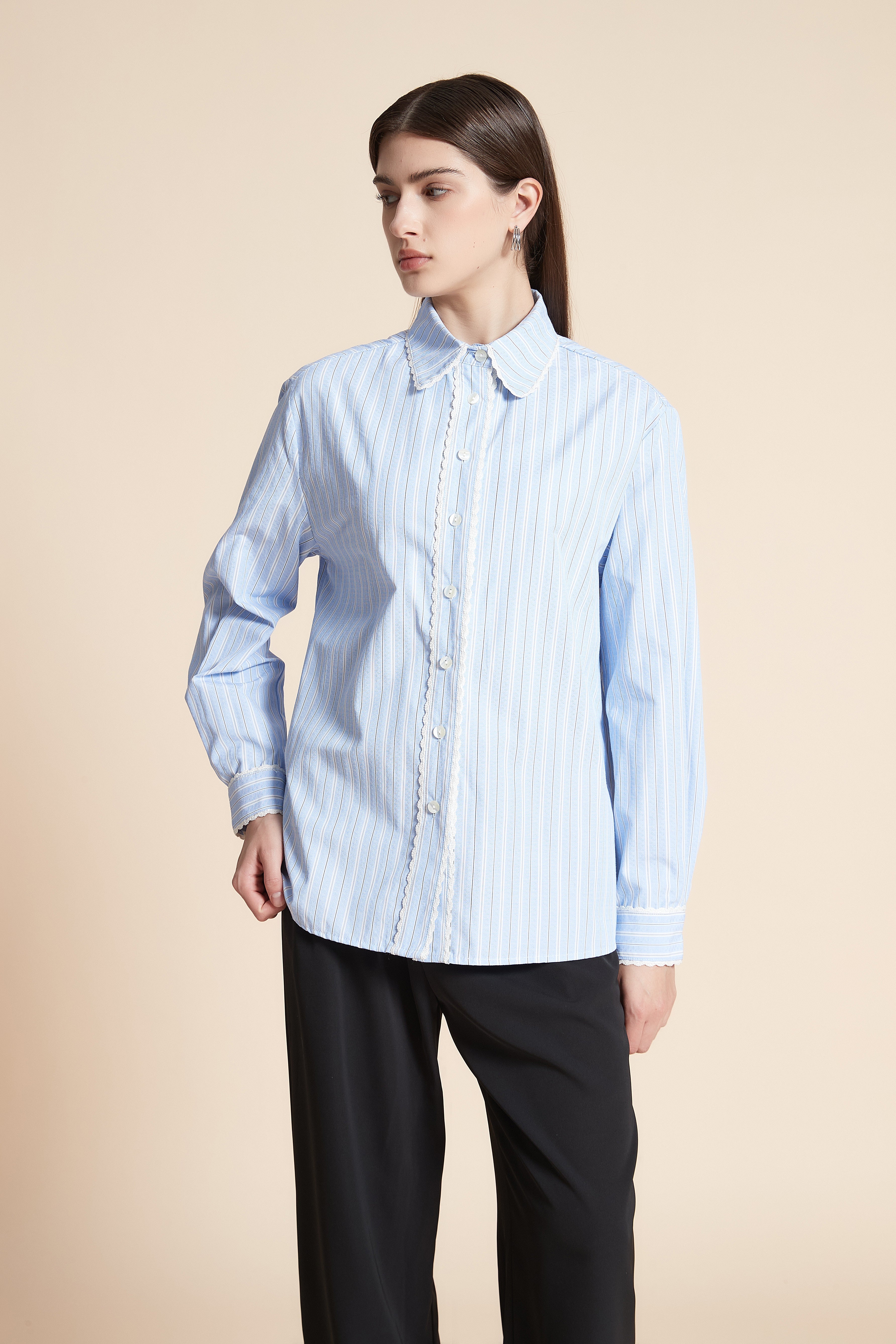 قميص بطول الخصر مقلم كم طويل