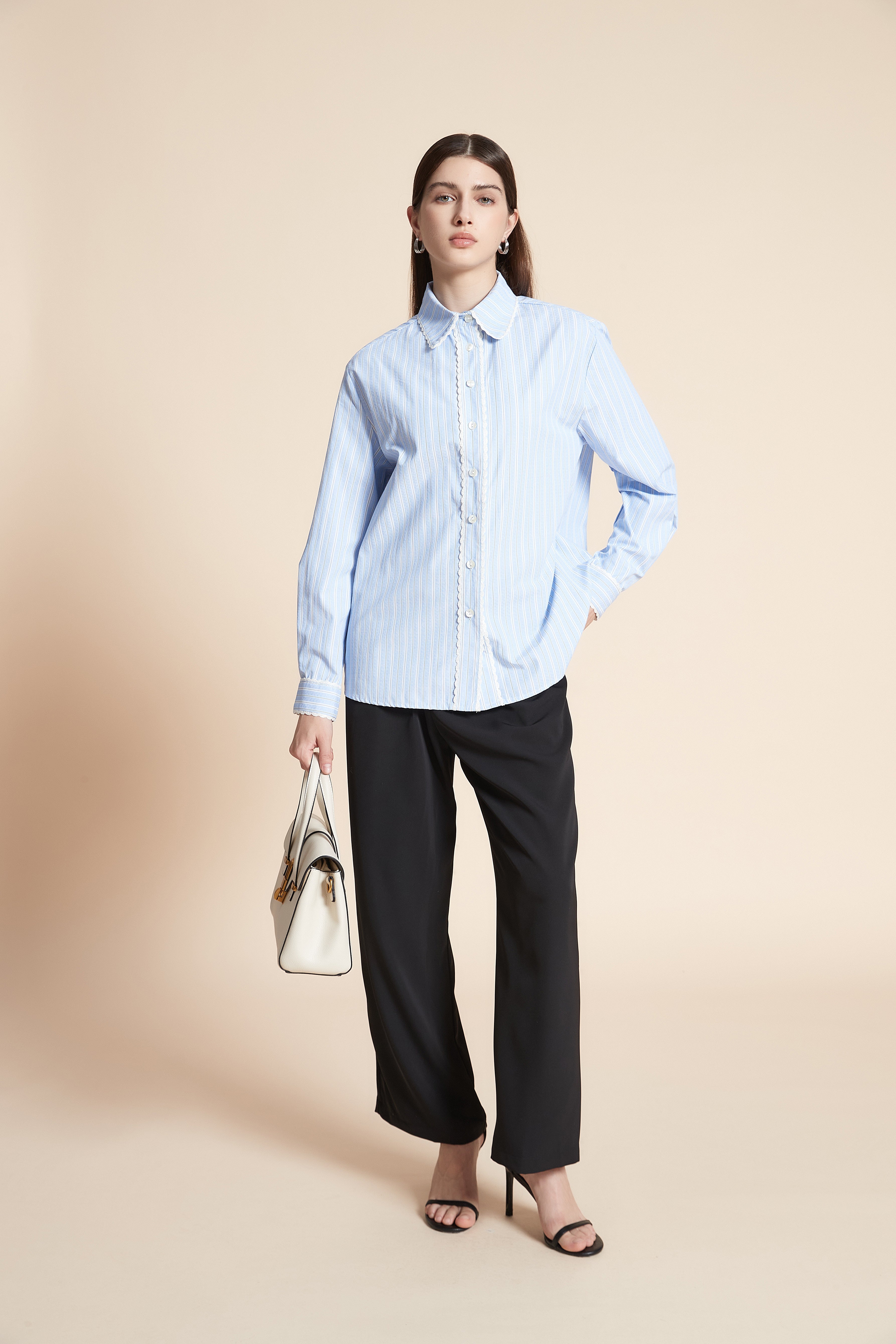 قميص بطول الخصر مقلم كم طويل