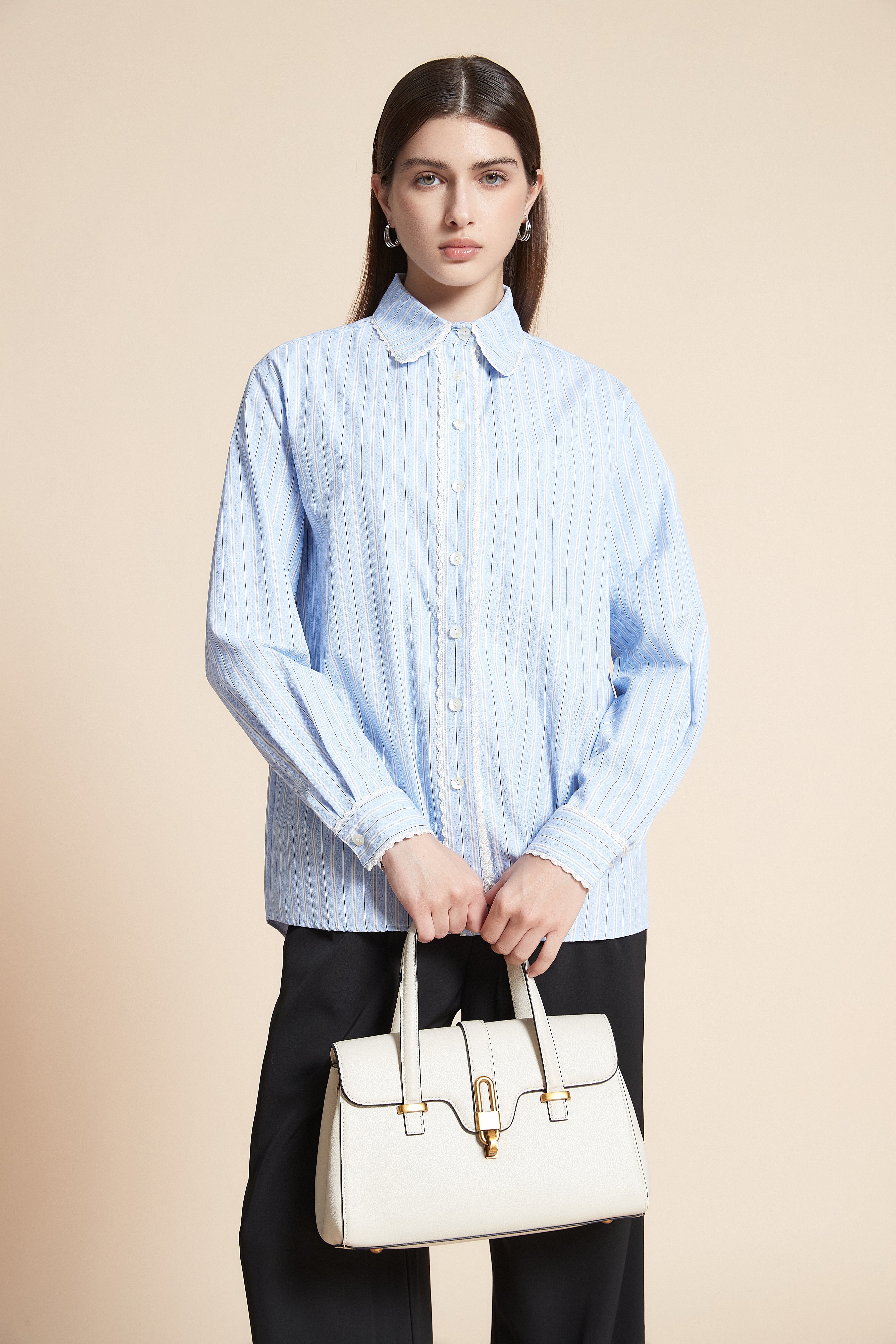 قميص بطول الخصر مقلم كم طويل