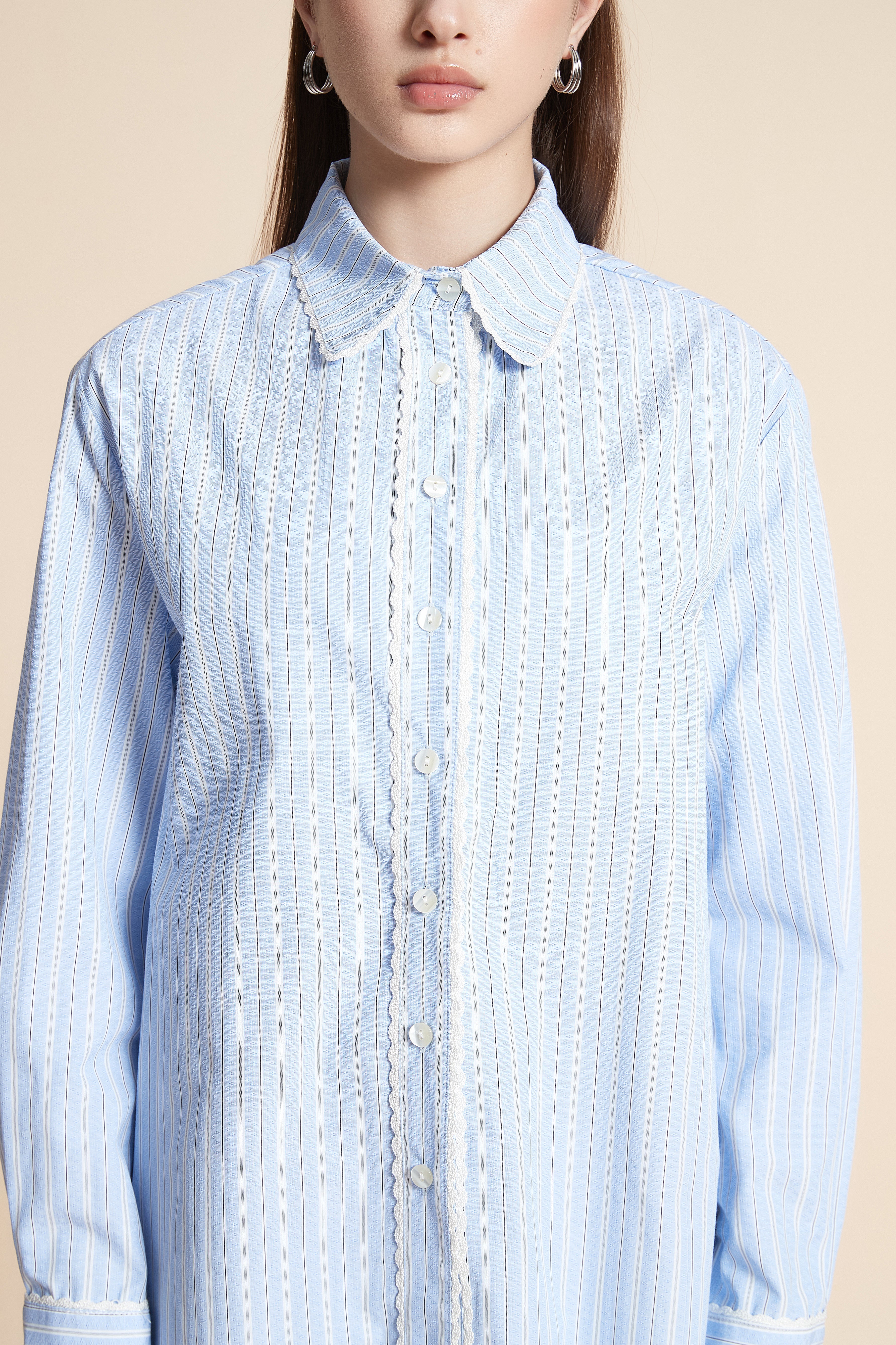 قميص بطول الخصر مقلم كم طويل