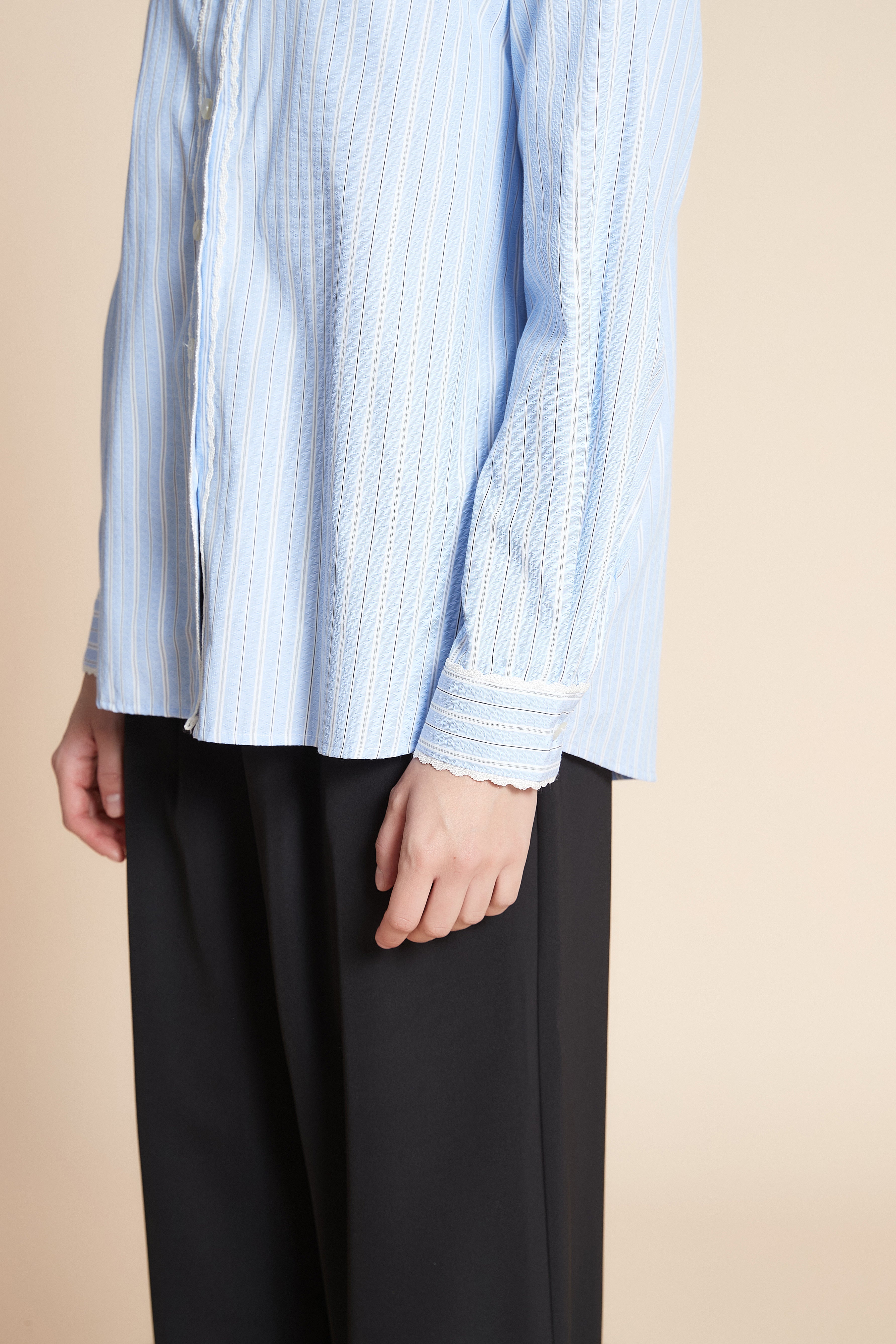 قميص بطول الخصر مقلم كم طويل