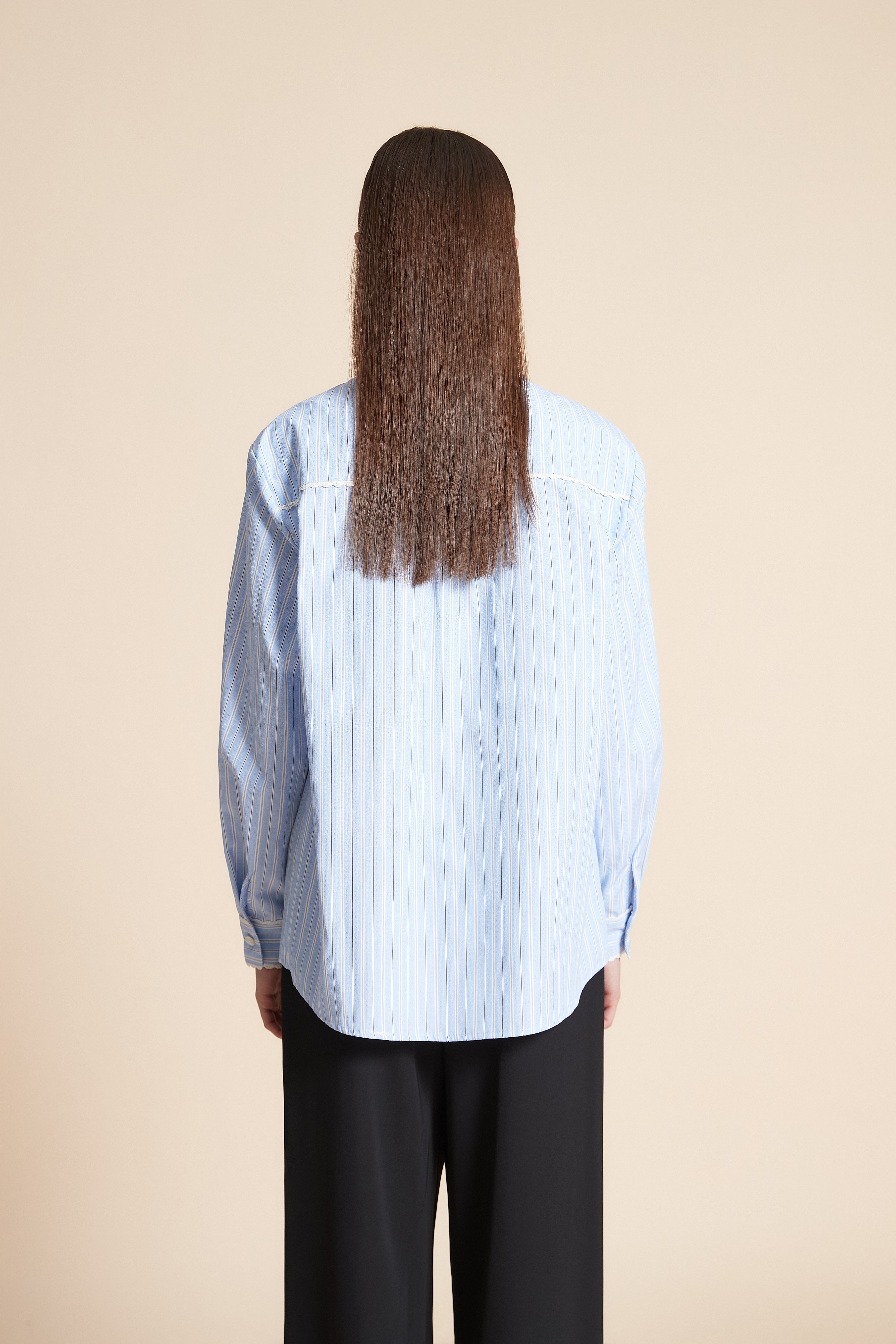 قميص بطول الخصر مقلم كم طويل