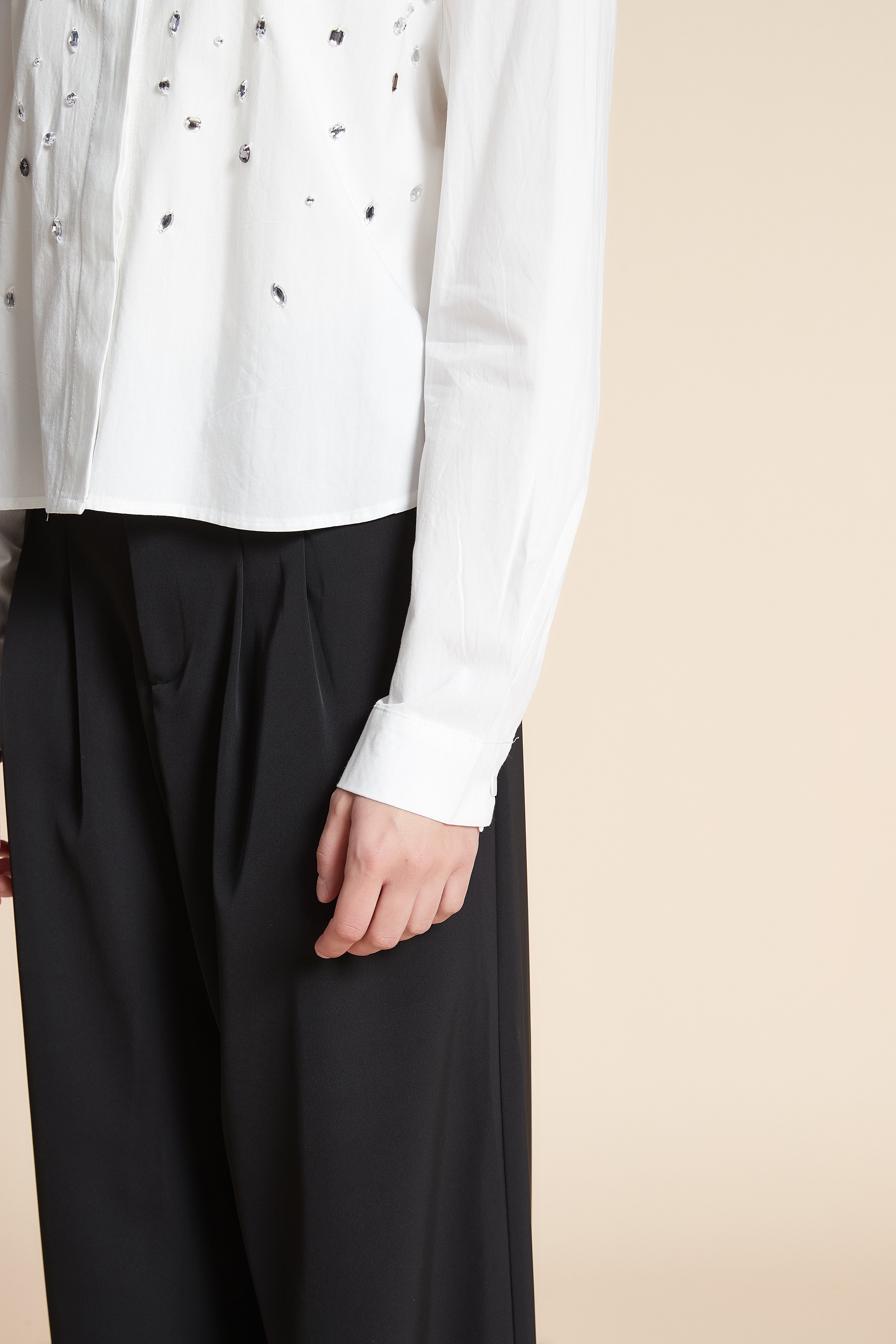 قميص قصير سادة مزين بأحجار كم طويل