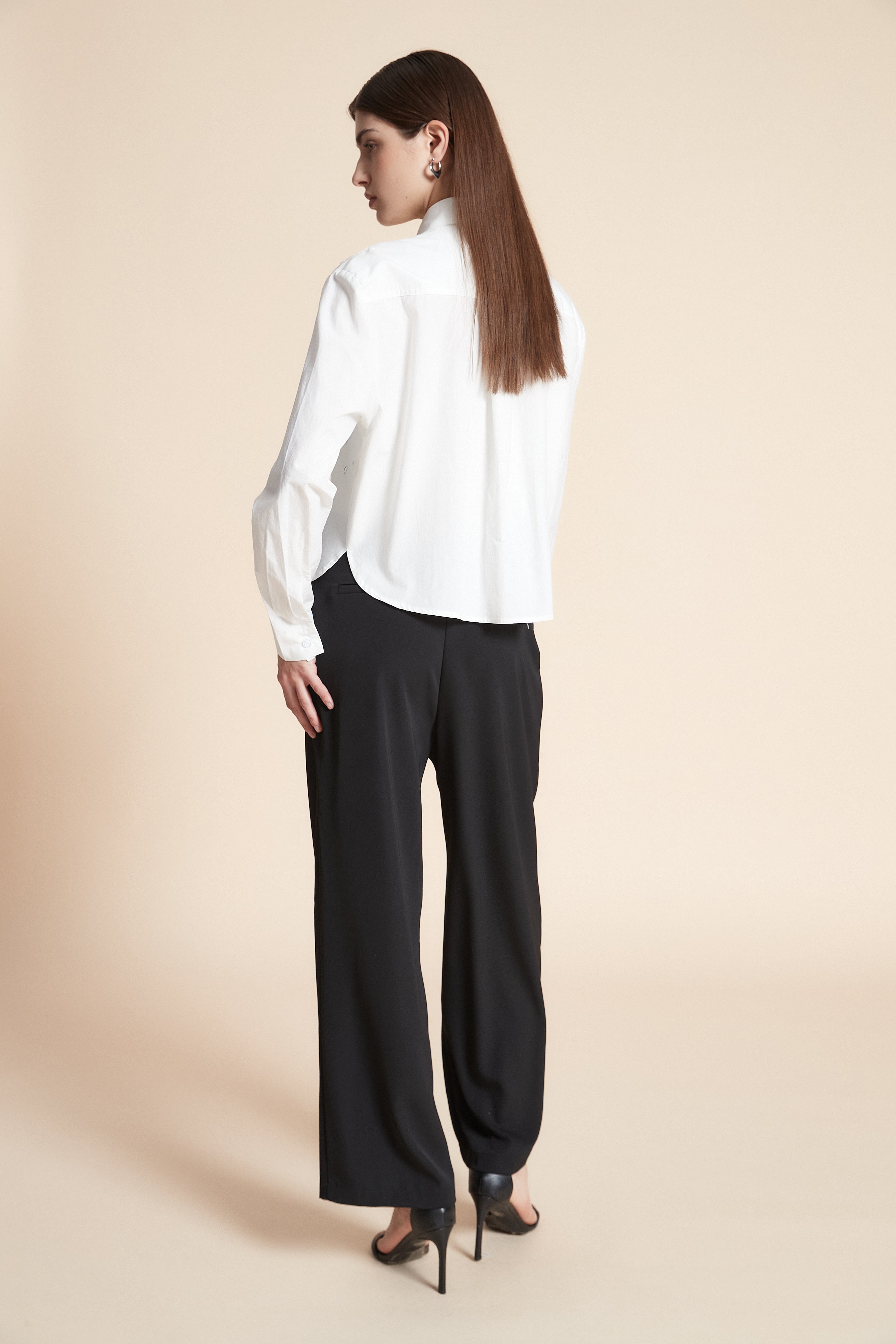 قميص قصير سادة مزين بأحجار كم طويل