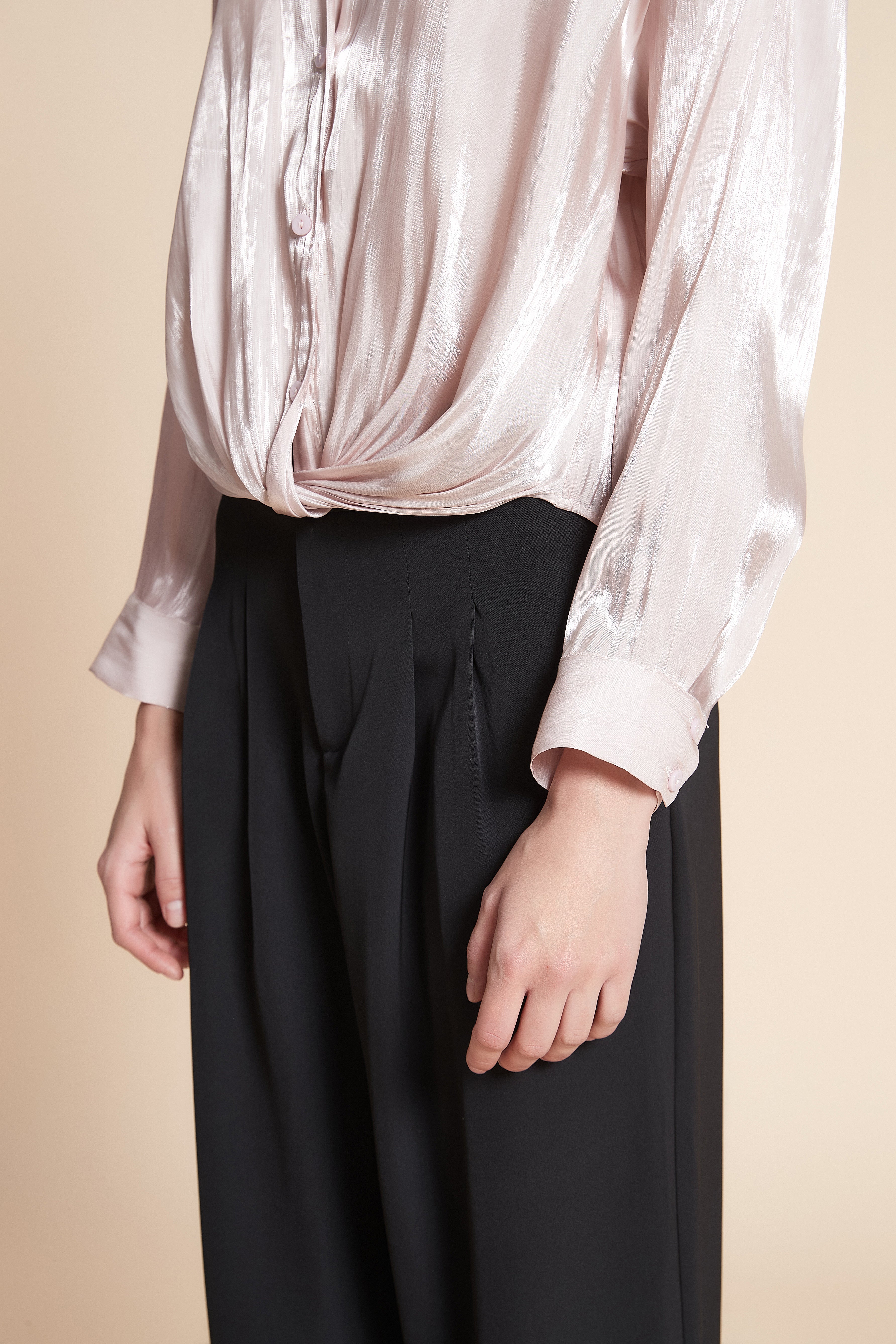 بلوزة قصيرة سادة ستان كم طويل