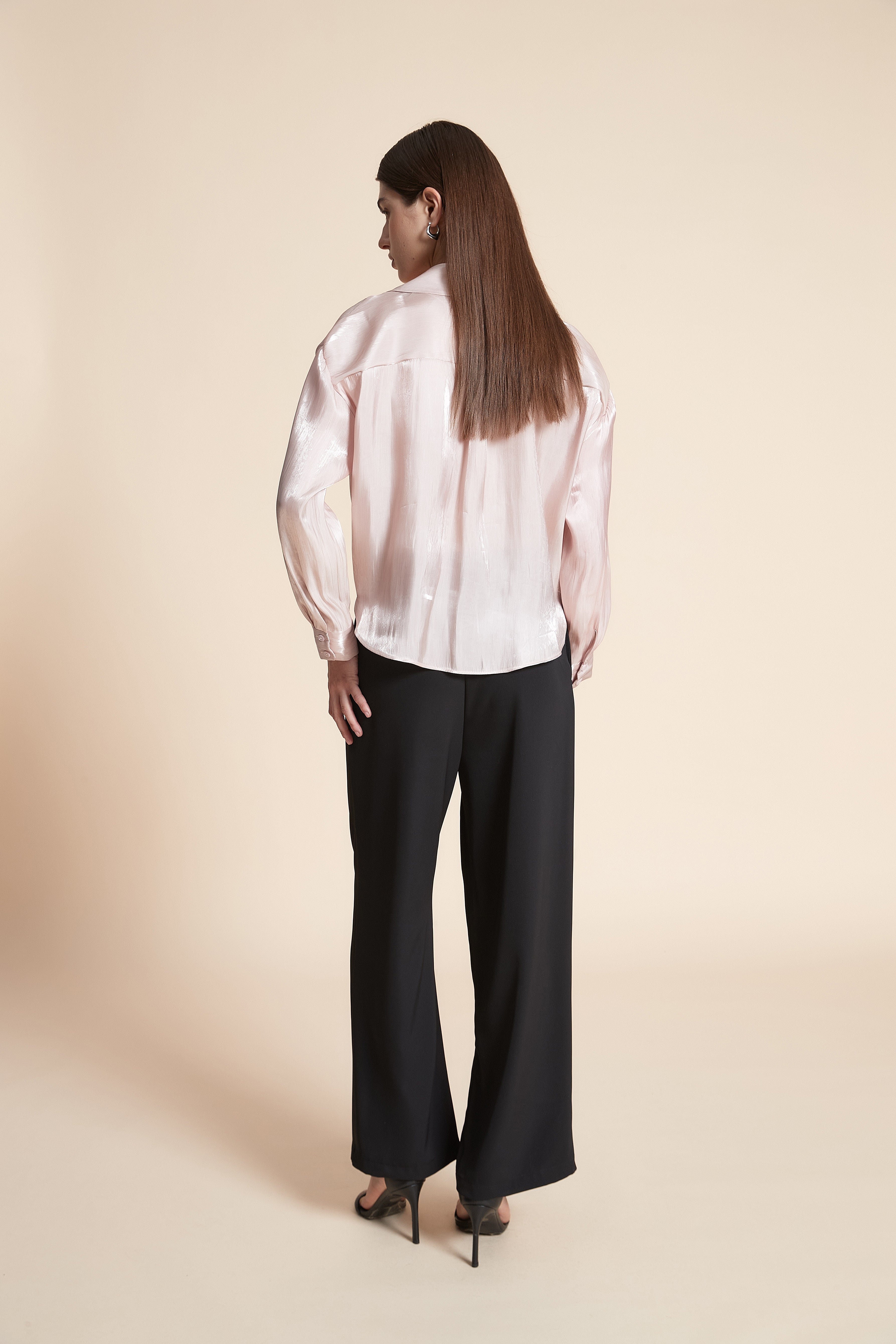 بلوزة قصيرة سادة ستان كم طويل