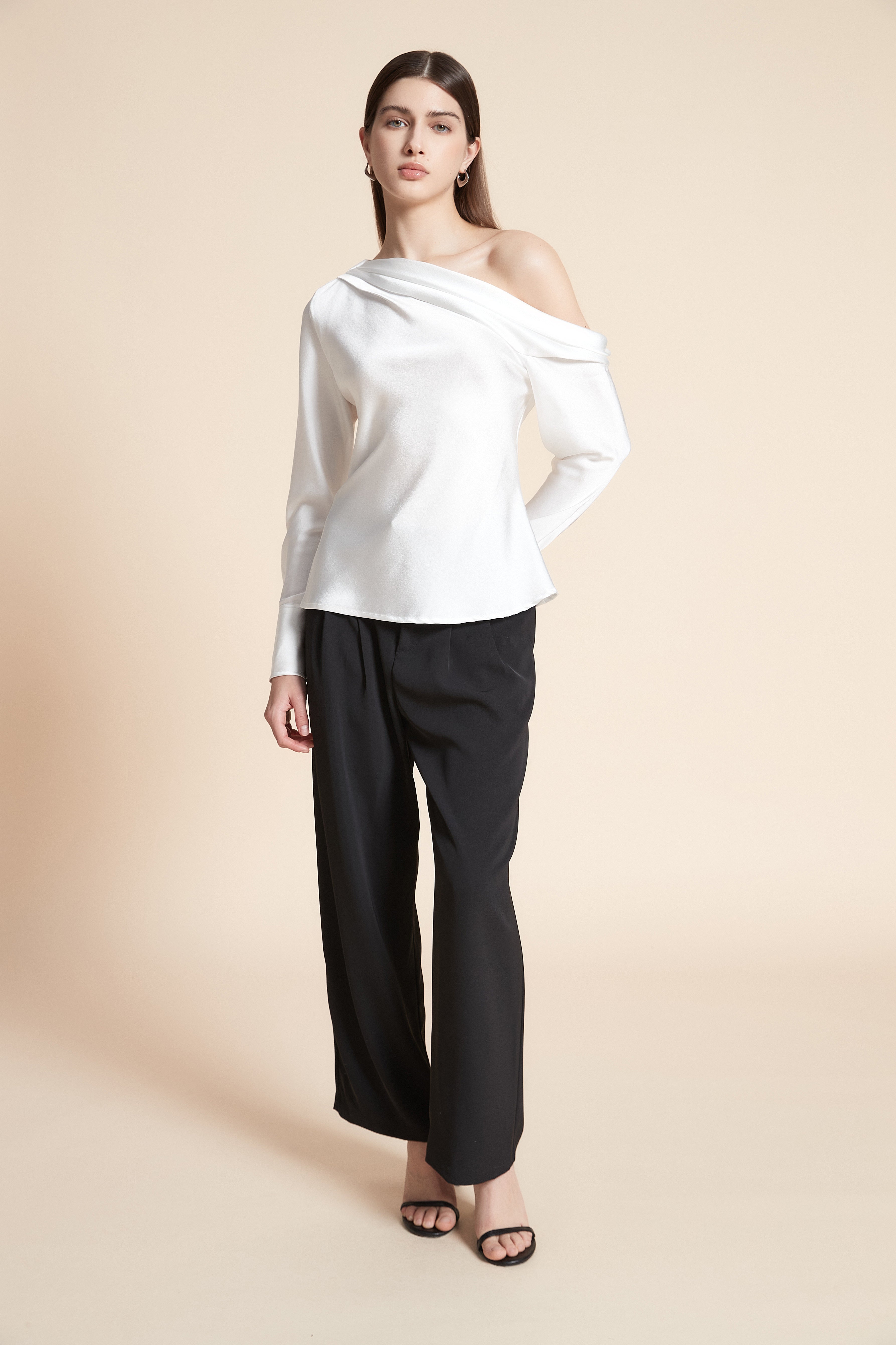 بلوزة متوسطة الطول سادة كم طويل