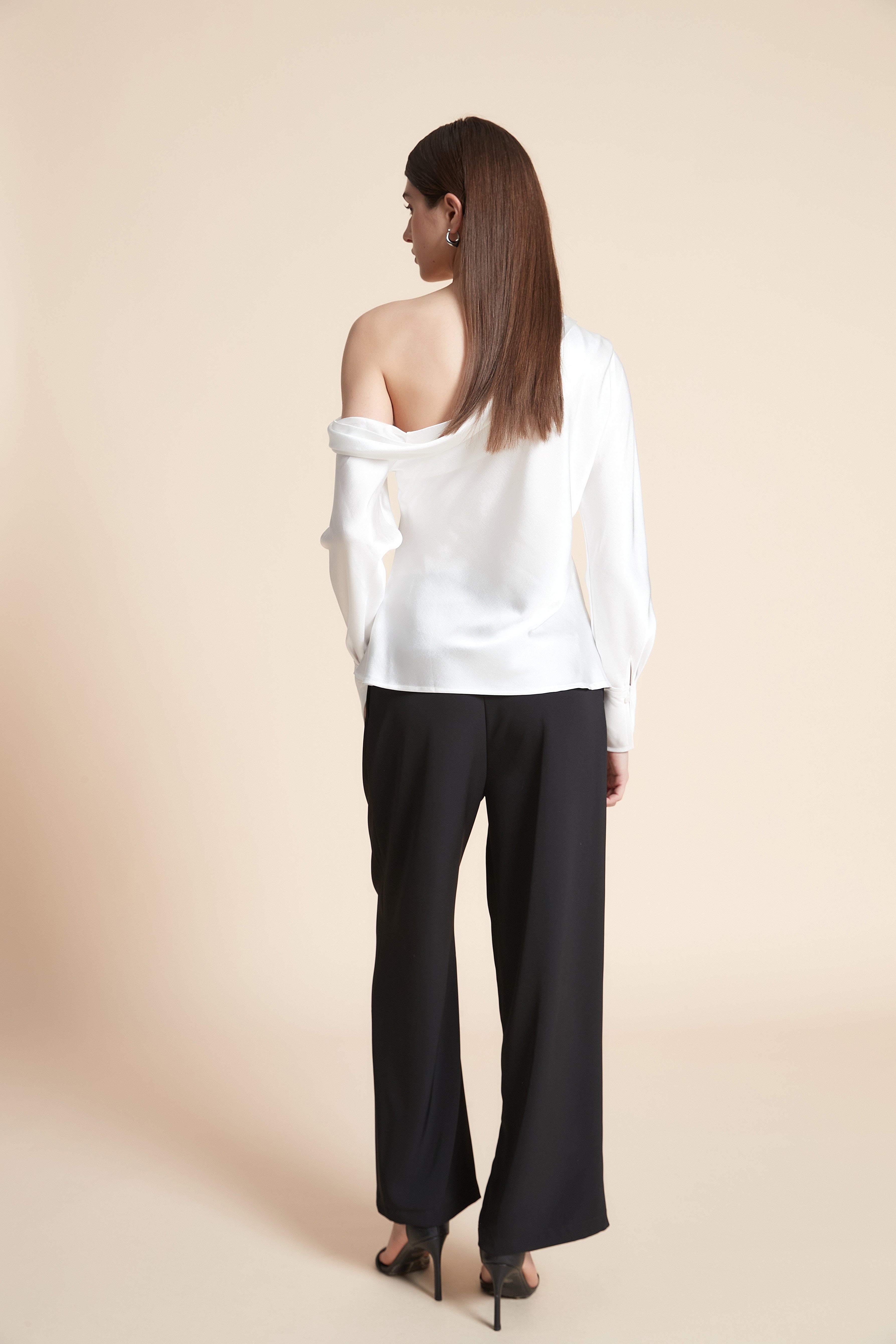 بلوزة متوسطة الطول سادة كم طويل