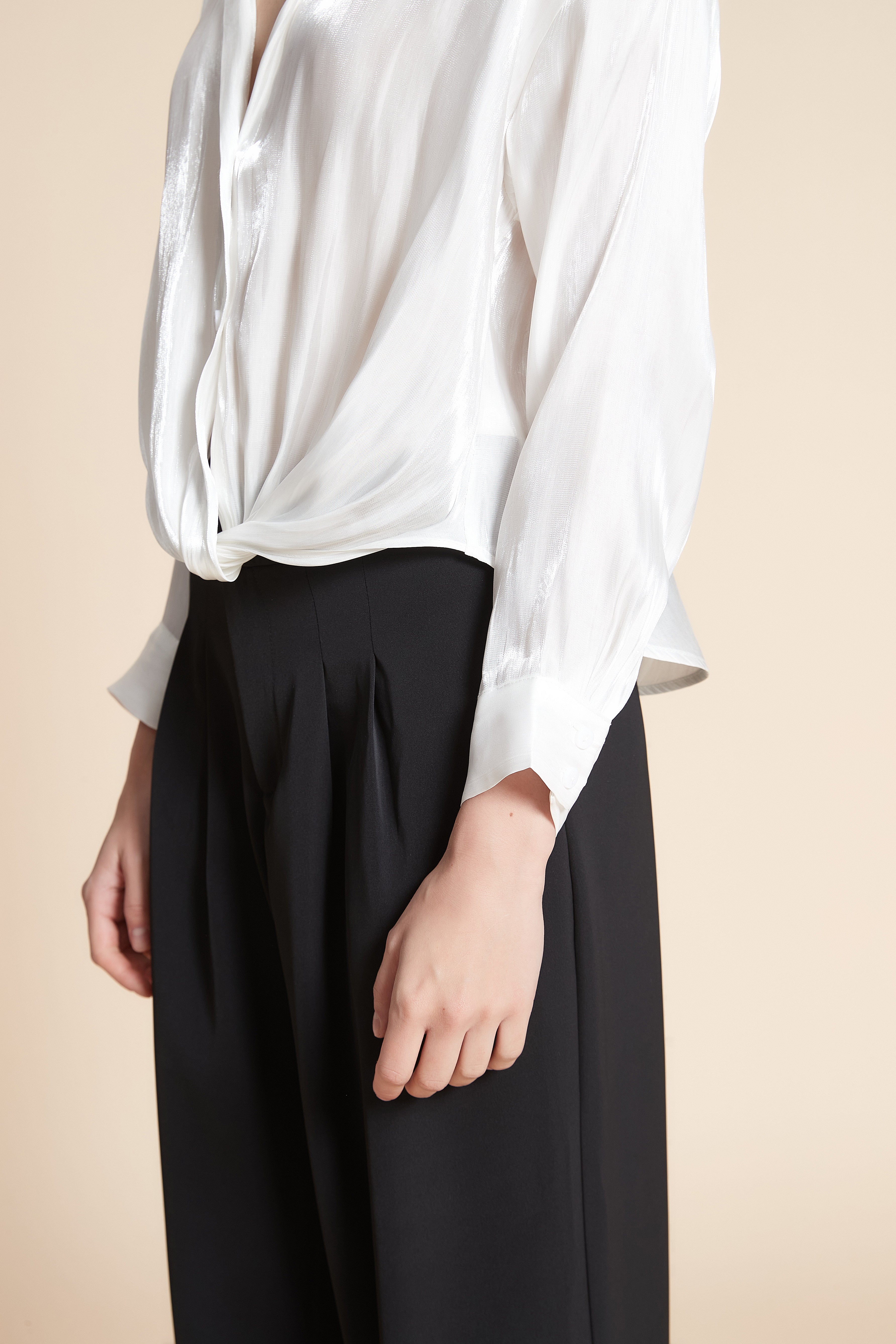 بلوزة قصيرة سادة ستان كم طويل