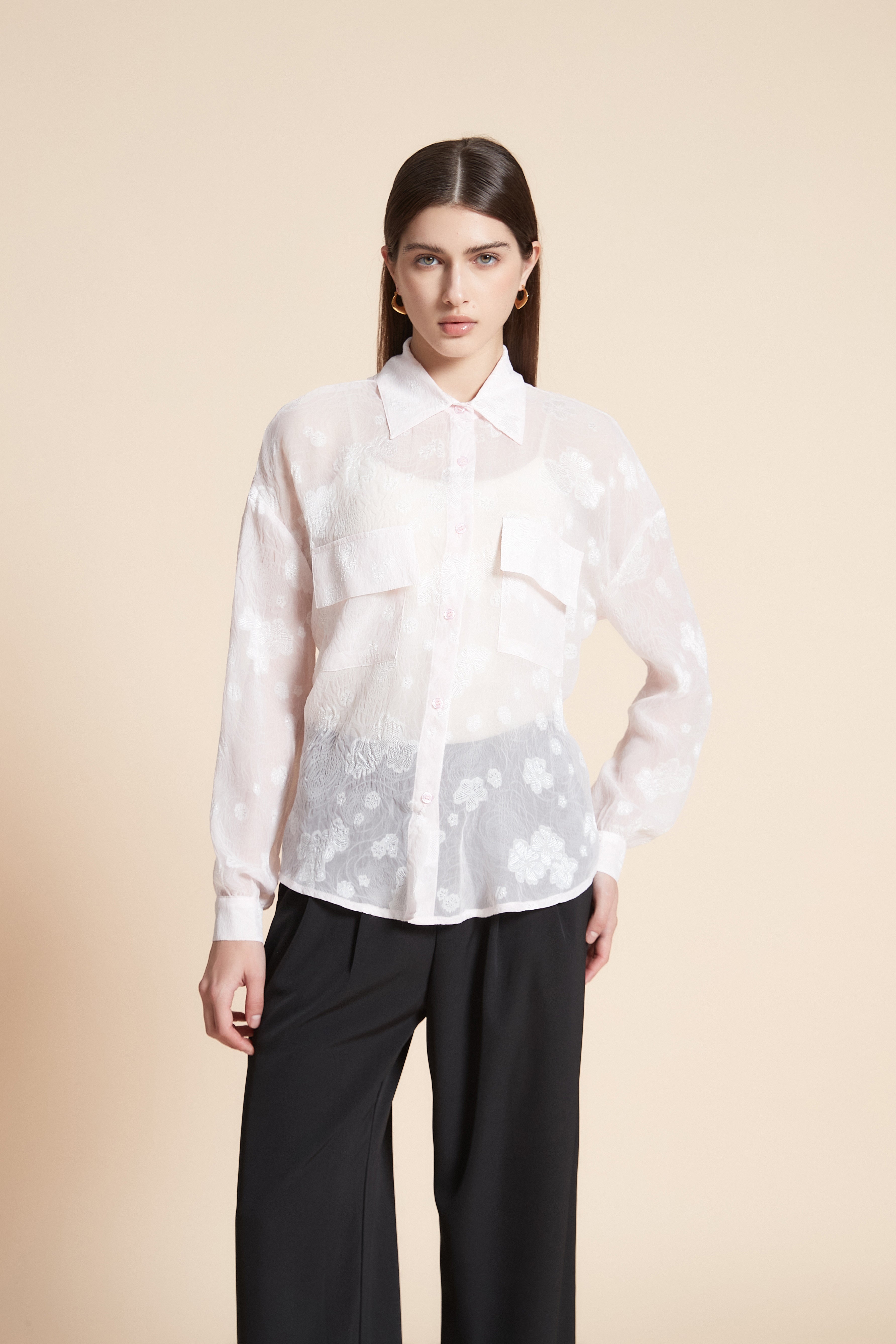 قميص متوسط الطول بكم طويل وجيوب