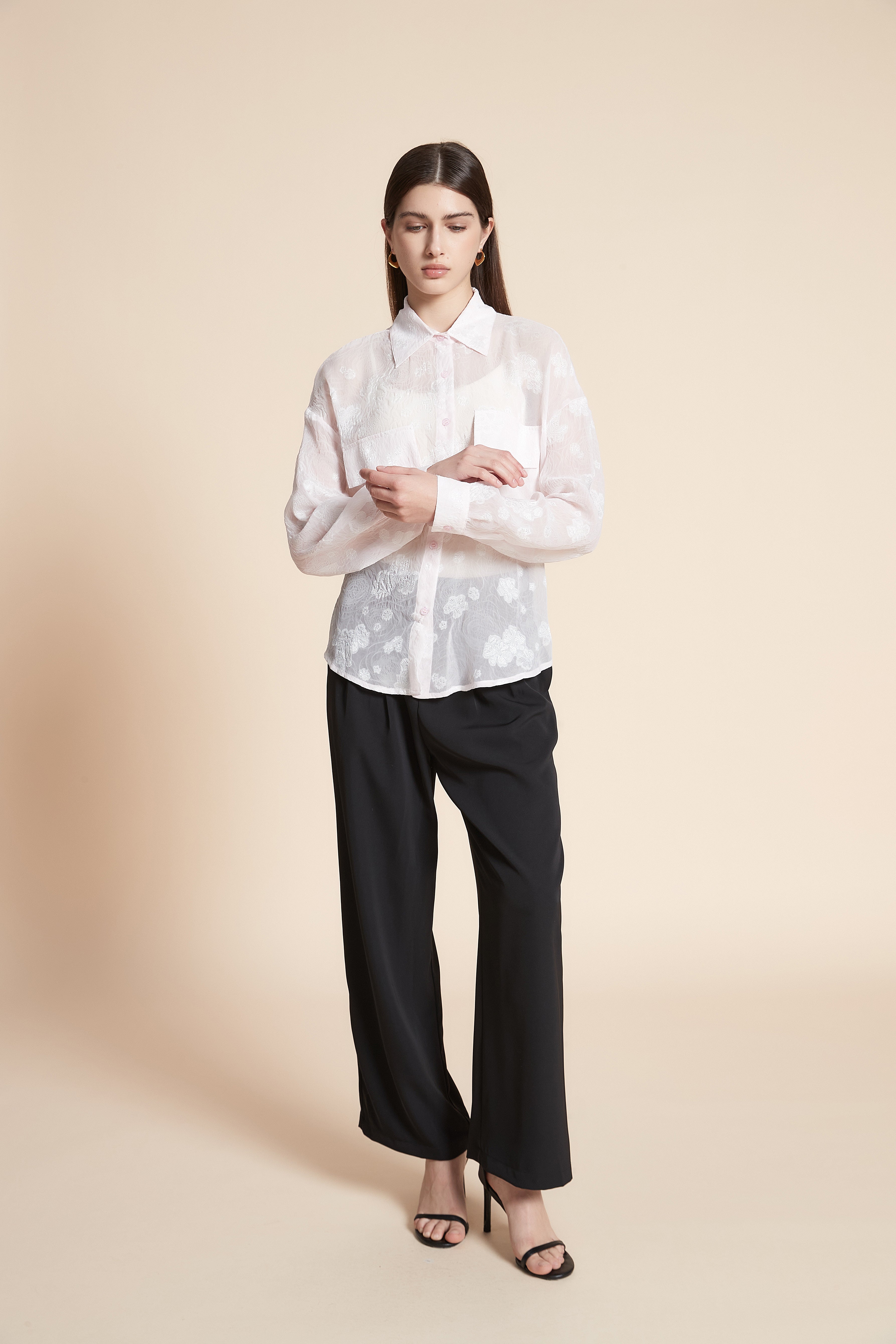 قميص متوسط الطول بكم طويل وجيوب