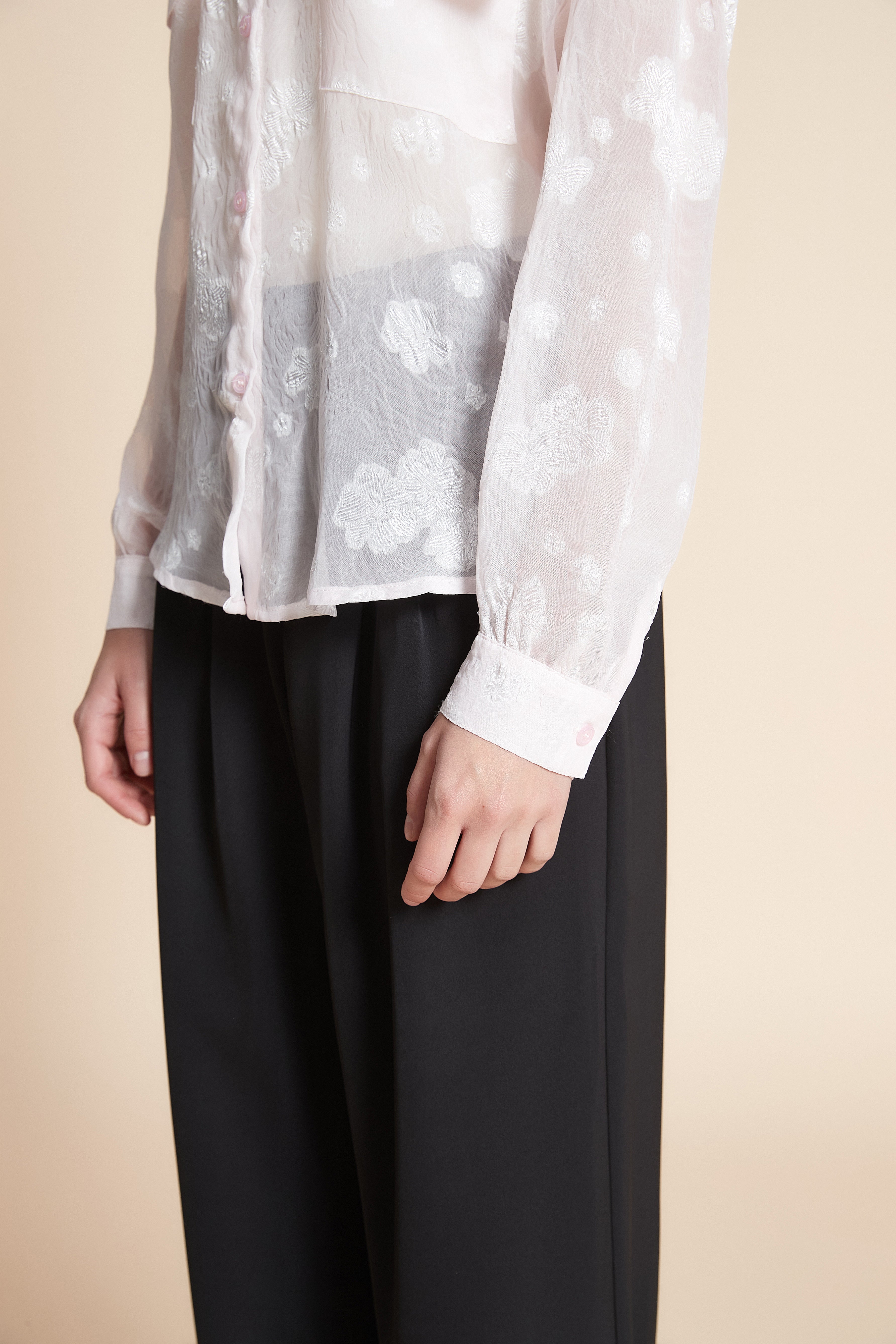 قميص متوسط الطول بكم طويل وجيوب