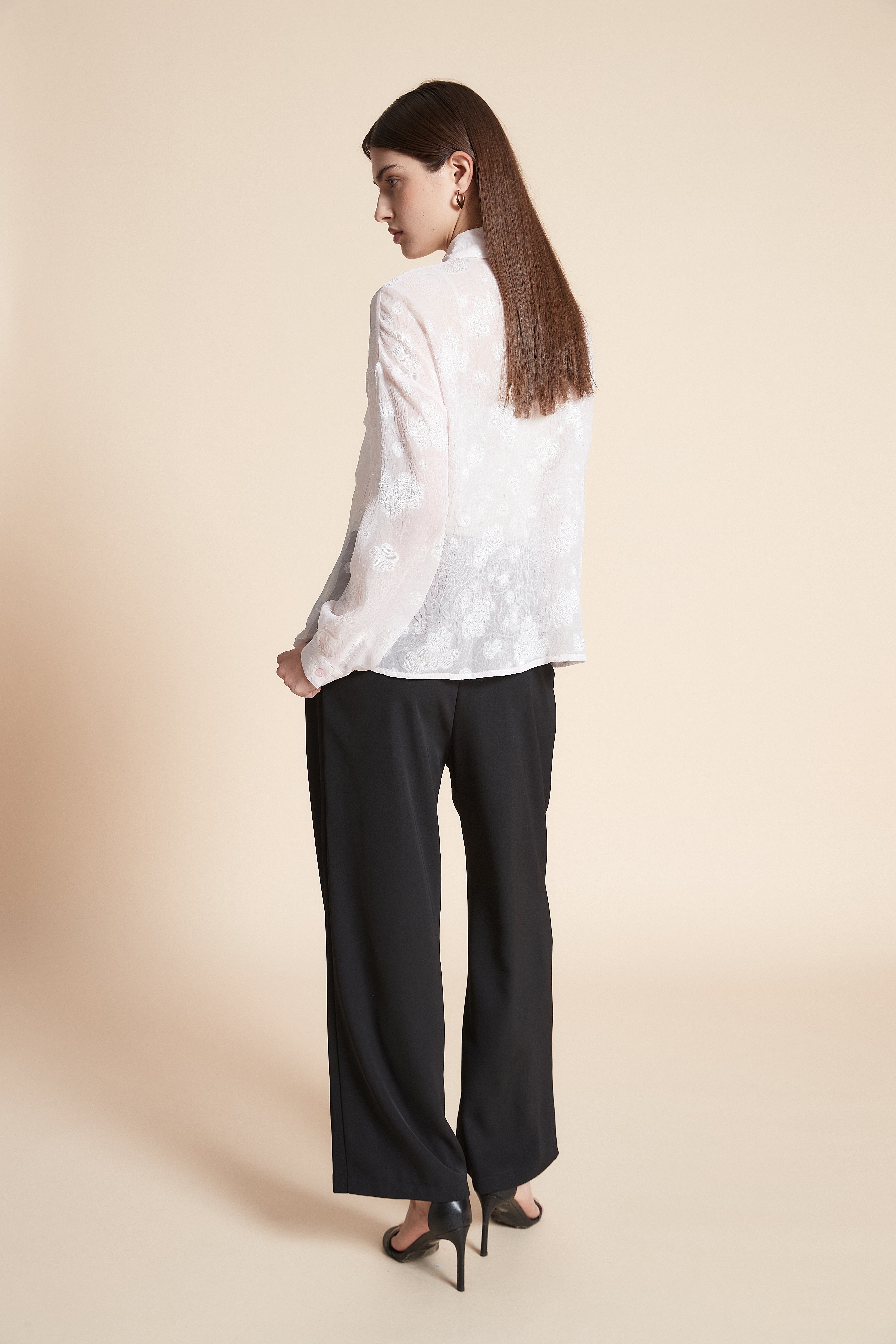 قميص متوسط الطول بكم طويل وجيوب