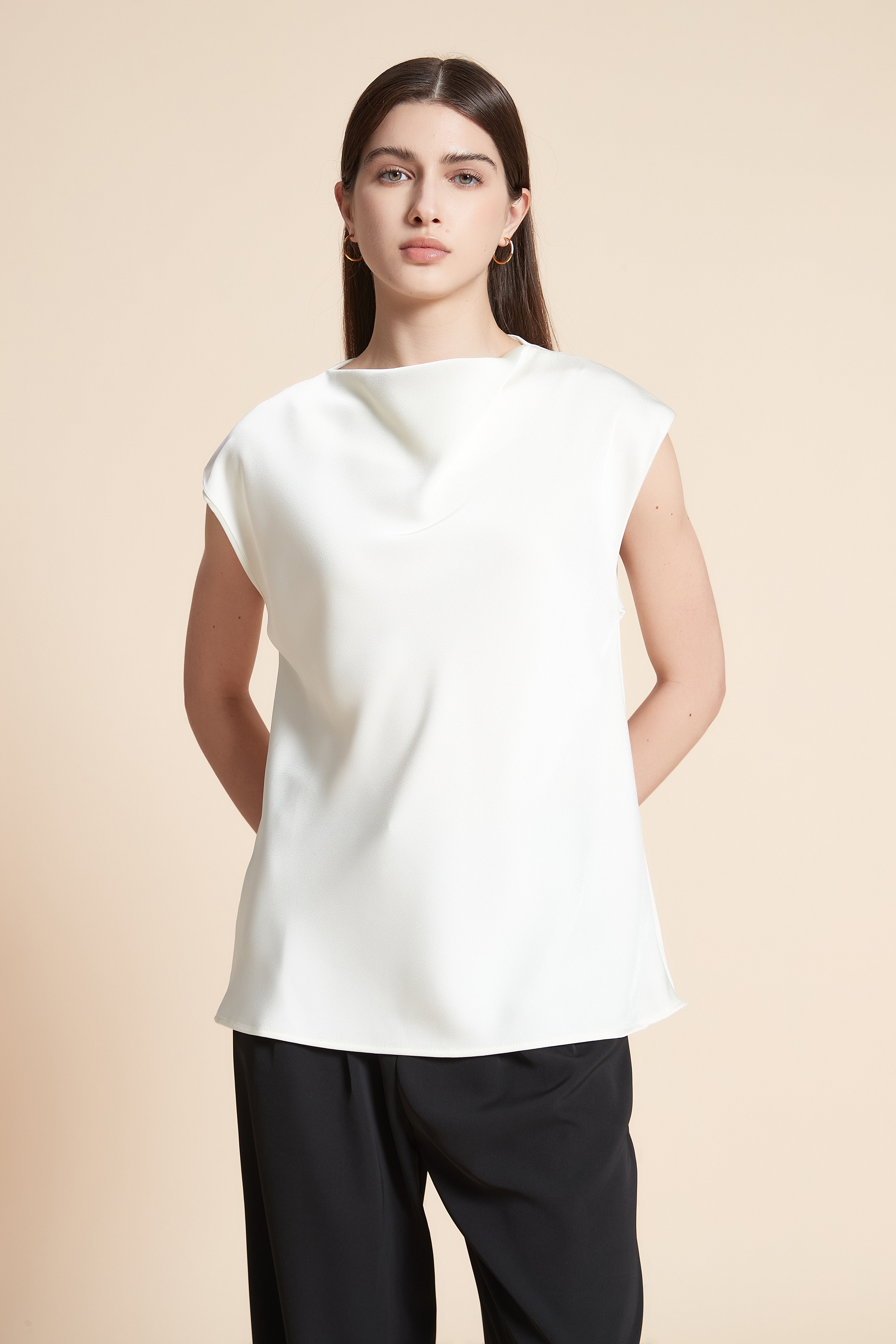 بلوزة سادة أكمام قصيرة